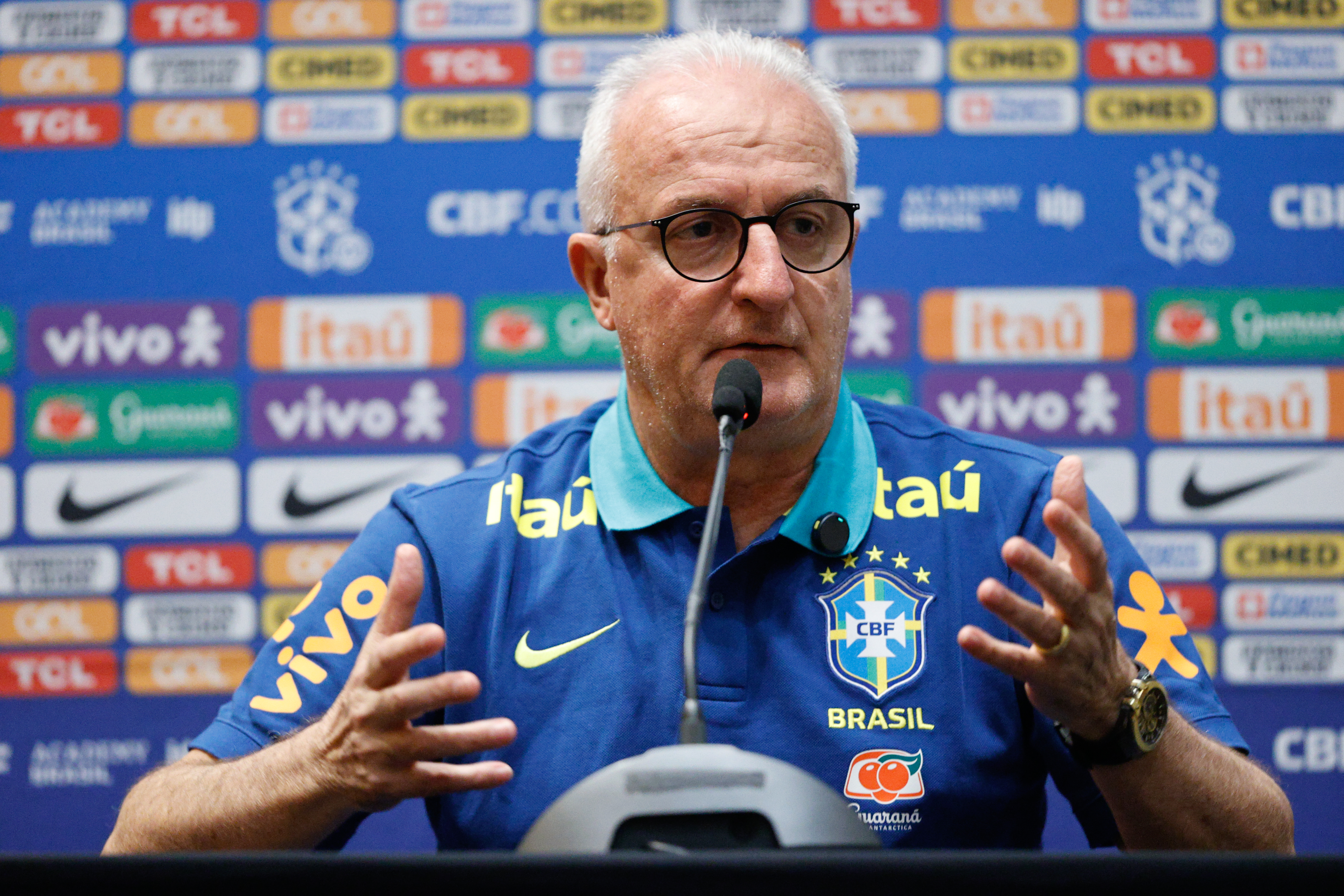 Dorival Junior, Entrenador de la Selección de Brasil, habla en una rueda de prensa.