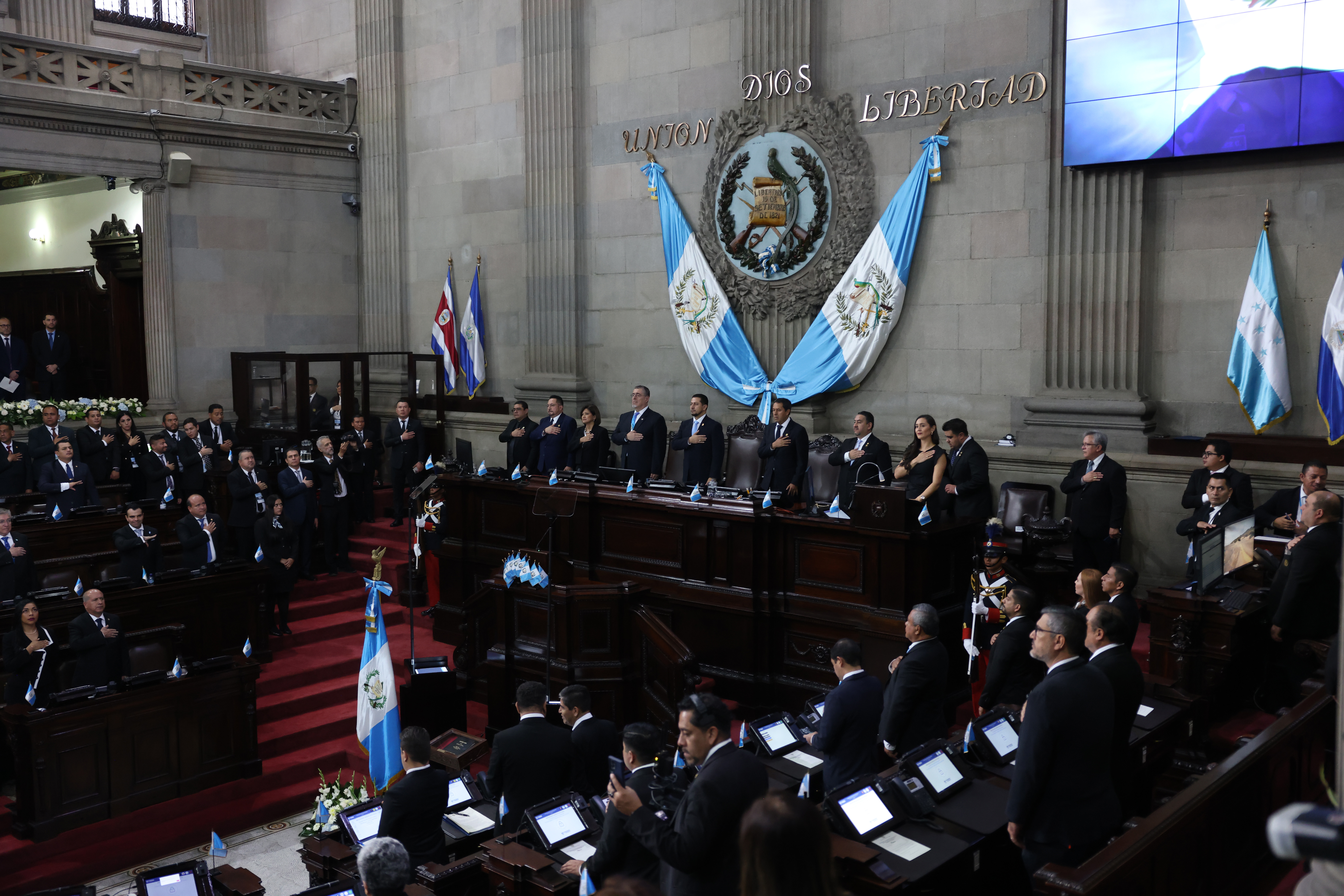 AME8869. CIUDAD DE GUATEMALA (GUATEMALA), 12/09/2024.- El presidente de Guatemala, Bernardo Arévalo (4d); Nery Ramos, presidente del Congreso y Óscar Cruz, presidente del organismo judicial, asisten a una sesión solemne por conmemoración de la Independencia de Guatemala este jueves, en Ciudad de Guatemala (Guatemala). EFE/ STR