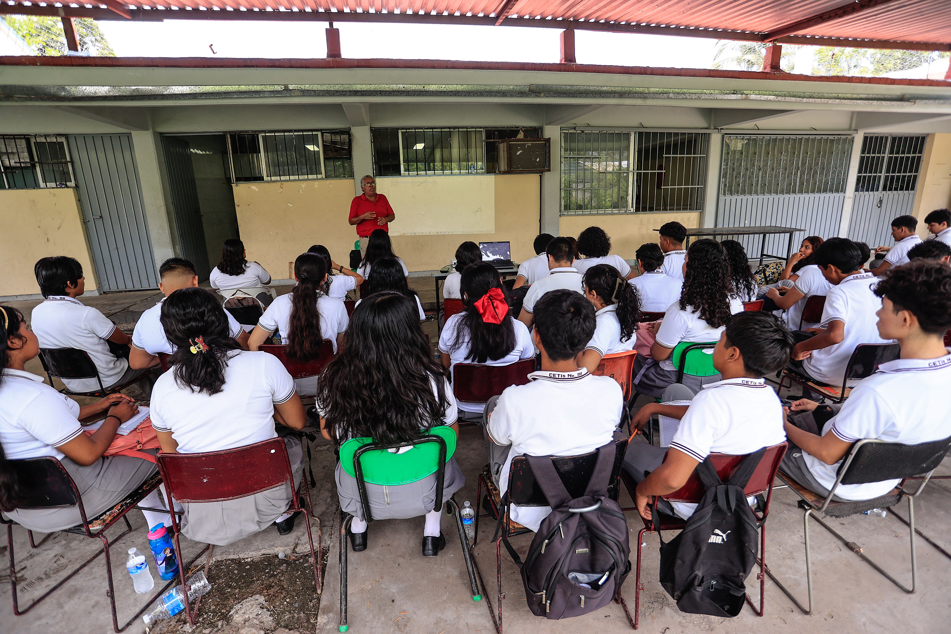 MEX8565. ACAPULCO (MÉXICO). 12/09/2024.- Estudiantes de bachillerato reciben clases afuera de las aulas, este jueves en la ciudad de Acapulco (México). Tras casi un año del histórico huracán Otis, las escuelas del puerto mexicano de Acapulco aún no están en condiciones óptimas para el nuevo ciclo escolar, que comenzó el 26 de agosto, según denunció personal docente este jueves a EFE. EFE/David Guzmán