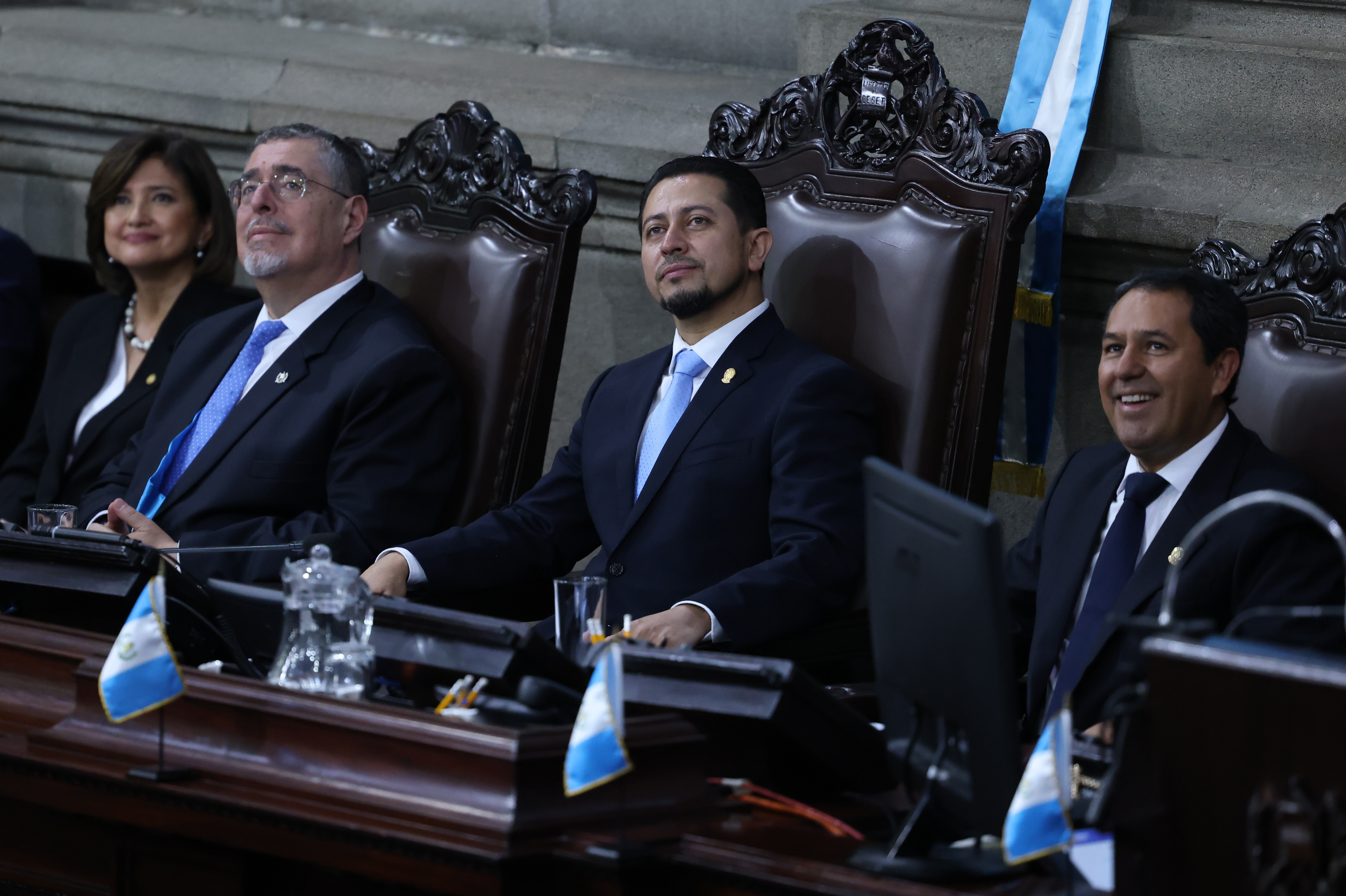 AME8869. CIUDAD DE GUATEMALA (GUATEMALA), 12/09/2024.- El presidente de Guatemala, Bernardo Arévalo (2i); Karin Herrera, vicepresidenta de Guatemala, Nery Ramos (c), presidente del Congreso y Óscar Cruz (1d), presidente del organismo judicial, asisten a una sesión solemne por conmemoración de la Independencia de Guatemala este jueves, en Ciudad de Guatemala (Guatemala). EFE/ STR