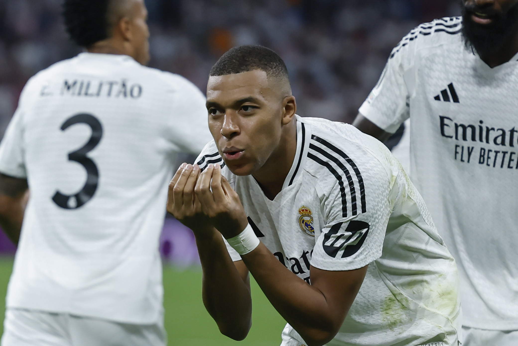 El delantero del Real Madrid Kylian Mbappé celebra su gol, el primer gol del equipo blanco, durante el encuentro correspondiente a la primera jornada de la Liga de Campeones que Real Madrid y Vfb Stuttgart disputaron.