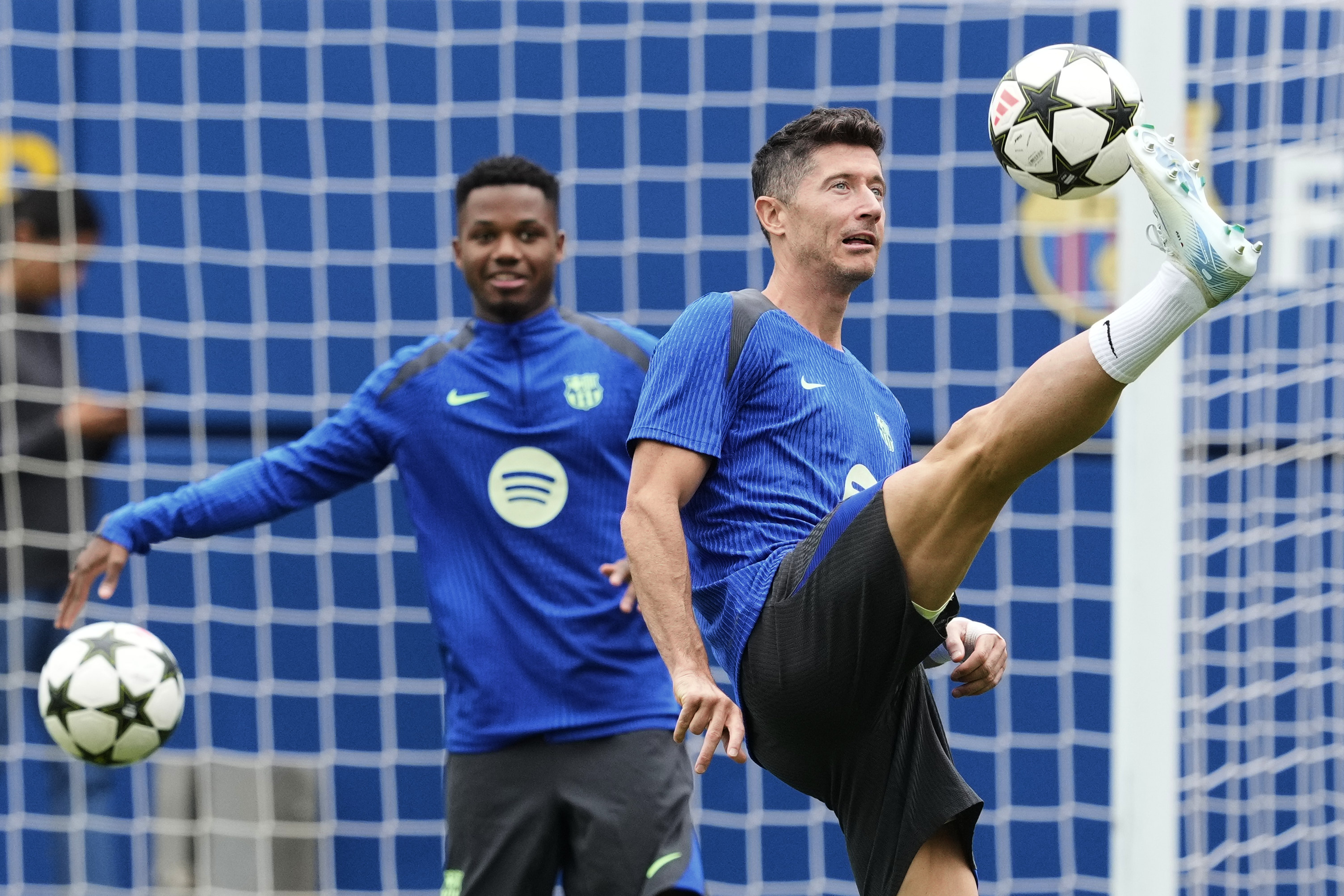 El jugador del FC Barcelona Ansu Fati durante el entrenamiento que el equipo azulgrana ha realizado este miércoles en el estadio Johan Cruyff antes de viajar a Mónaco.