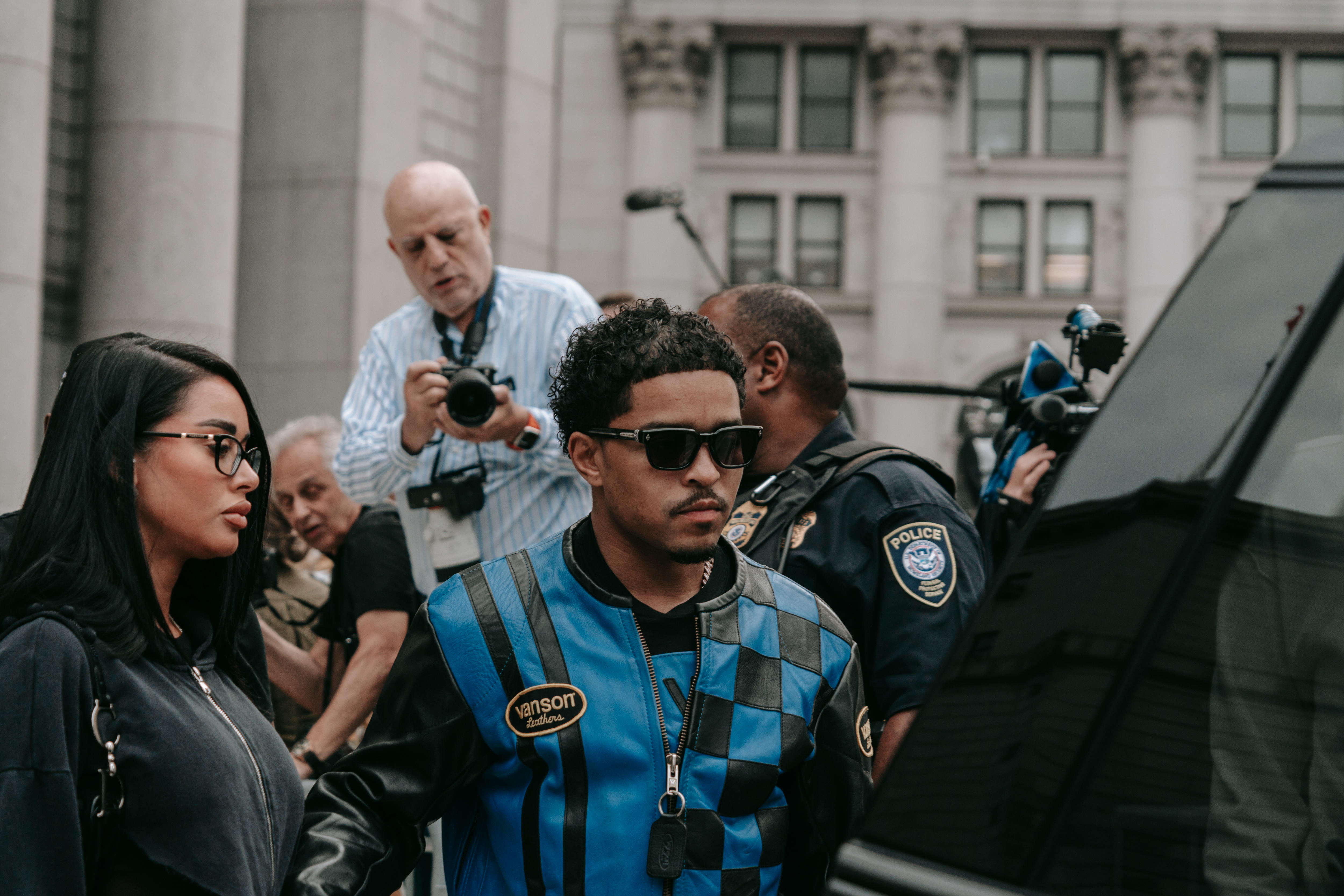 Sean "Diddy" Combs saliendo de unas de las audiencias en Nueva York.