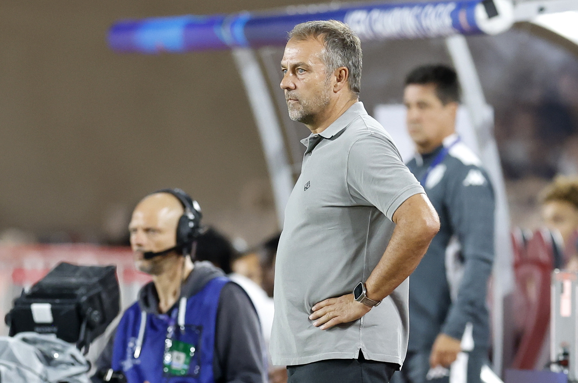 El entrenador del Barcelona, ​​Hansi Flick, observa el partido contra el Mónaco.