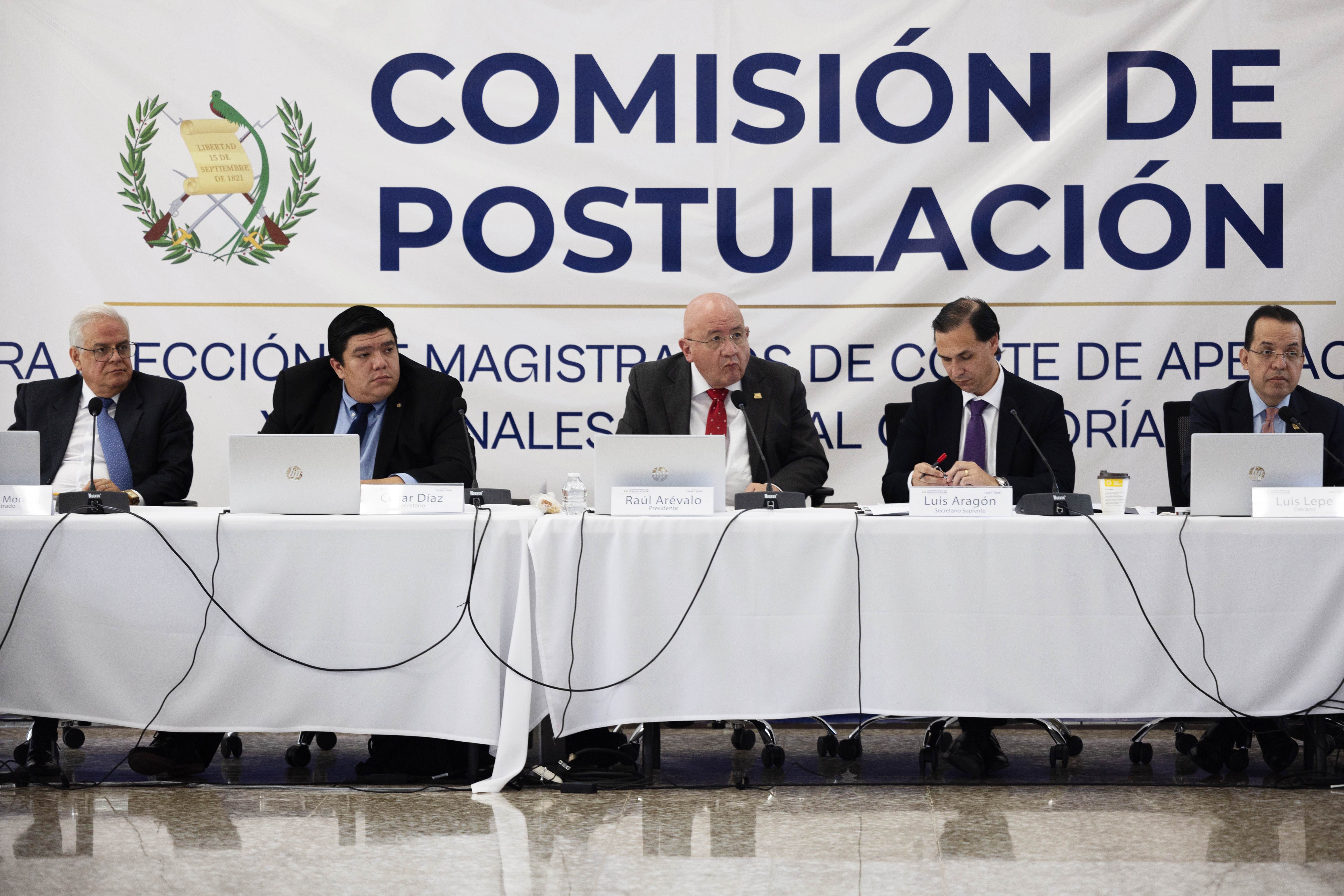 AME1222. CIUDAD DE GUATEMALA (GUATEMALA), 20/09/2024.- El presidente de la Comisión de Postulación, Raúl Arévalo (c), junto a la directivos de la comisión, Gustavo mora (i), César Díaz (2-i), Luis Aragón (2-d) y Luis Lepe, participan en una sesión de trabajo para seleccionar a los candidatos que integrarán la nómina de magistrados para el periodo 2024-2029, este viernes, en la Ciudad de Guatemala (Guatemala). Decenas de autoridades indígenas de toda Guatemala se manifestaron este viernes en la sede de las comisiones de postulación que se encuentran eligiendo a los nuevos magistrados del Supremo y salas de Apelaciones, para exigir un proceso transparente y que se descarte a los candidatos que están acusados de corrupción. EFE/ David Toro