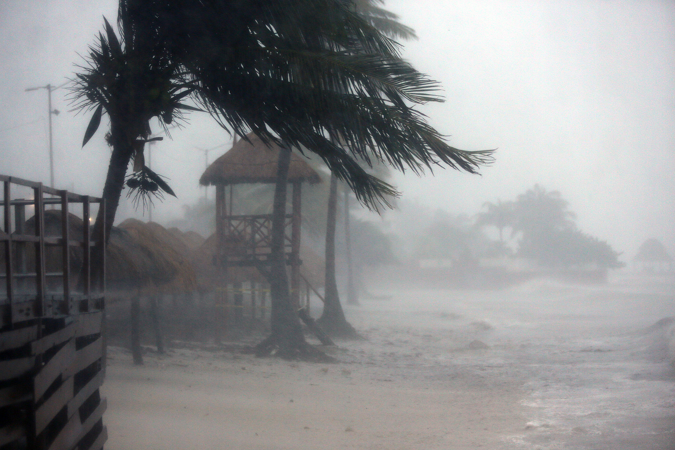 Las autoridades alertaron de la intensificación del ciclón Helene a huracán.