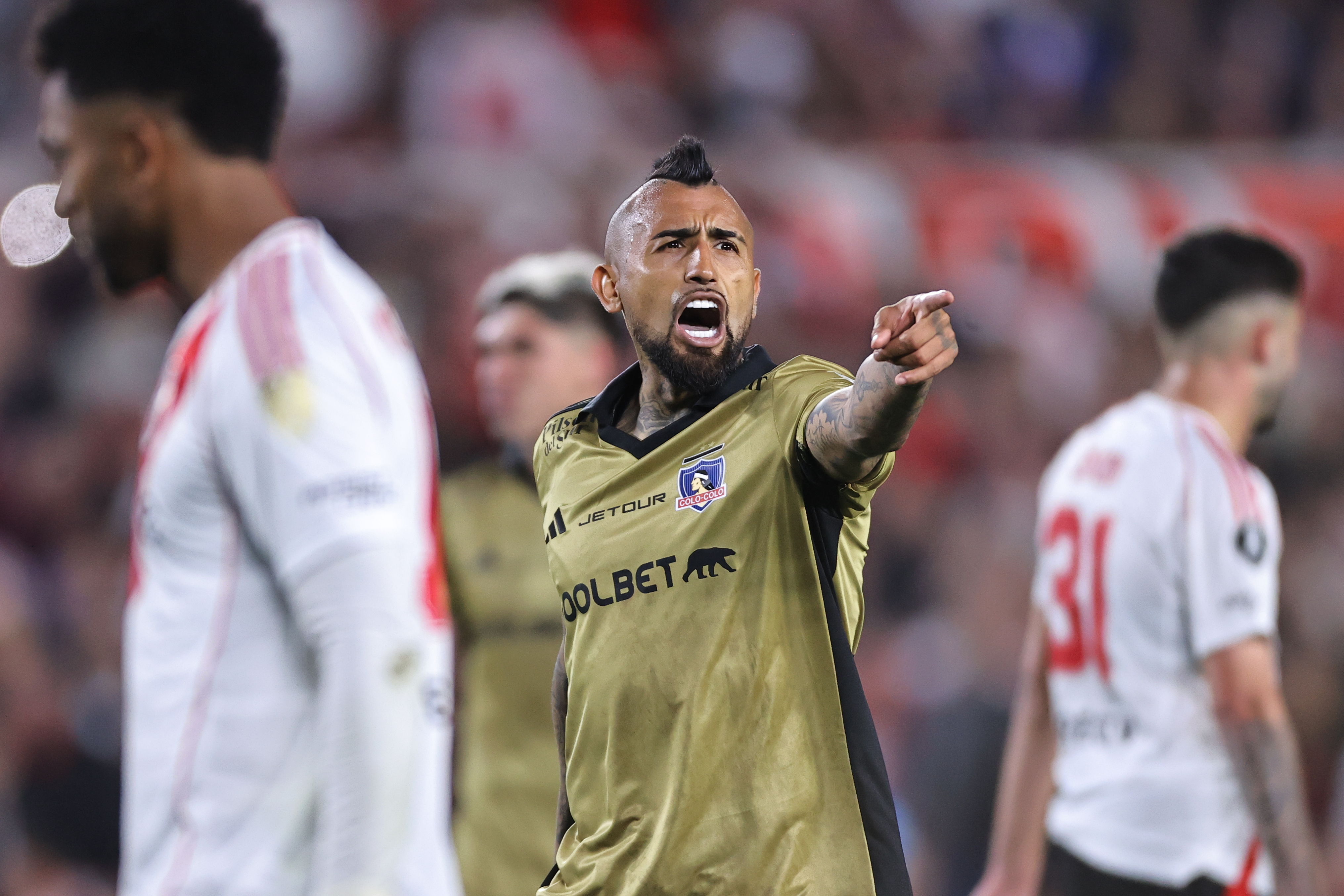 Arturo Vidal de Colo Colo reacciona en un partido de Copa Libertadores.