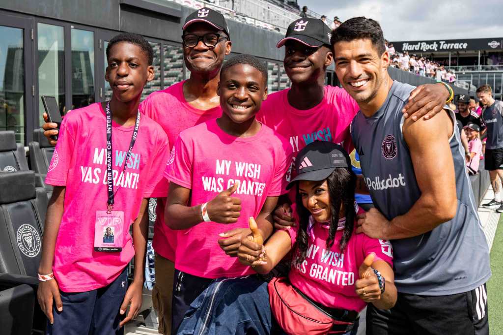 Messi, Suárez, el español Jordi Alba y otros jugadores del Inter Miami cumplieron los deseos de 23 niños con enfermedades graves de la organización benéfica 'Make a Wish' y les recibieron en Miami en un evento de cuatro días organizado por el club rosado.