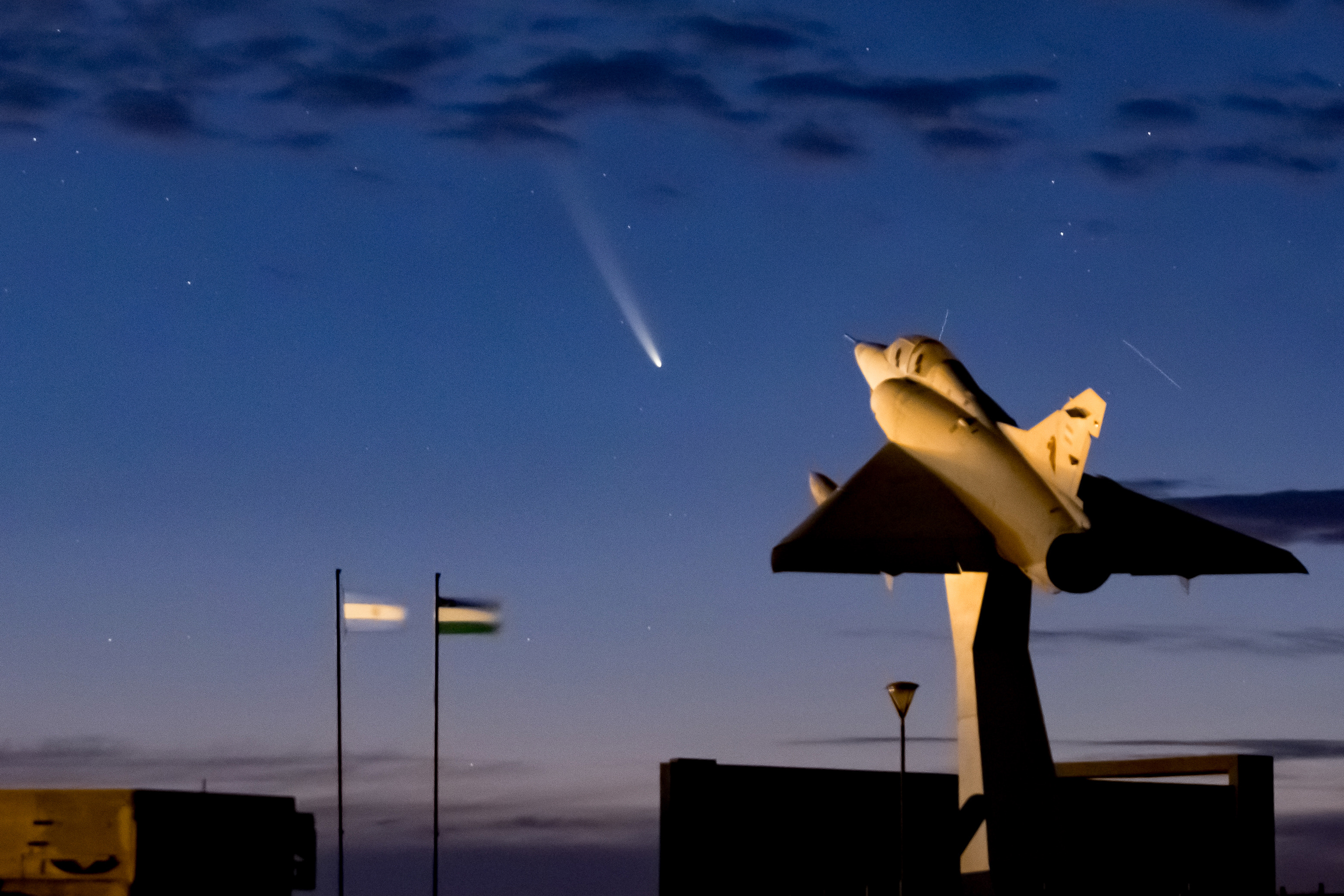 -FOTODELDÍA- AME3132. RÍO NEGRO (ARGENTINA), 27/09/2024.- Fotografía del cometa C/2023 A3 (TsuchinshanATLAS) este viernes desde el Memorial Malvinas en el Balneario el Cóndor, Río Negro, en la costa atlántica de la Patagonia Argentina. Considerando su supervivencia a la aproximación al Sol, está previsto que el cometa alcance su punto más cercano a la Tierra el 12 de octubre. Se podría ver desde ambos hemisferios, aunque será más fácil de localizar desde el hemisferio sur y cerca del amanecer, debido a su baja altura. EFE/Juan Macri