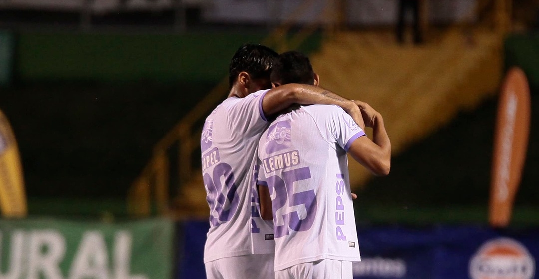 Antonio López y Erick Lemus celebran el gol de Comunicaciones ante Achuapa.