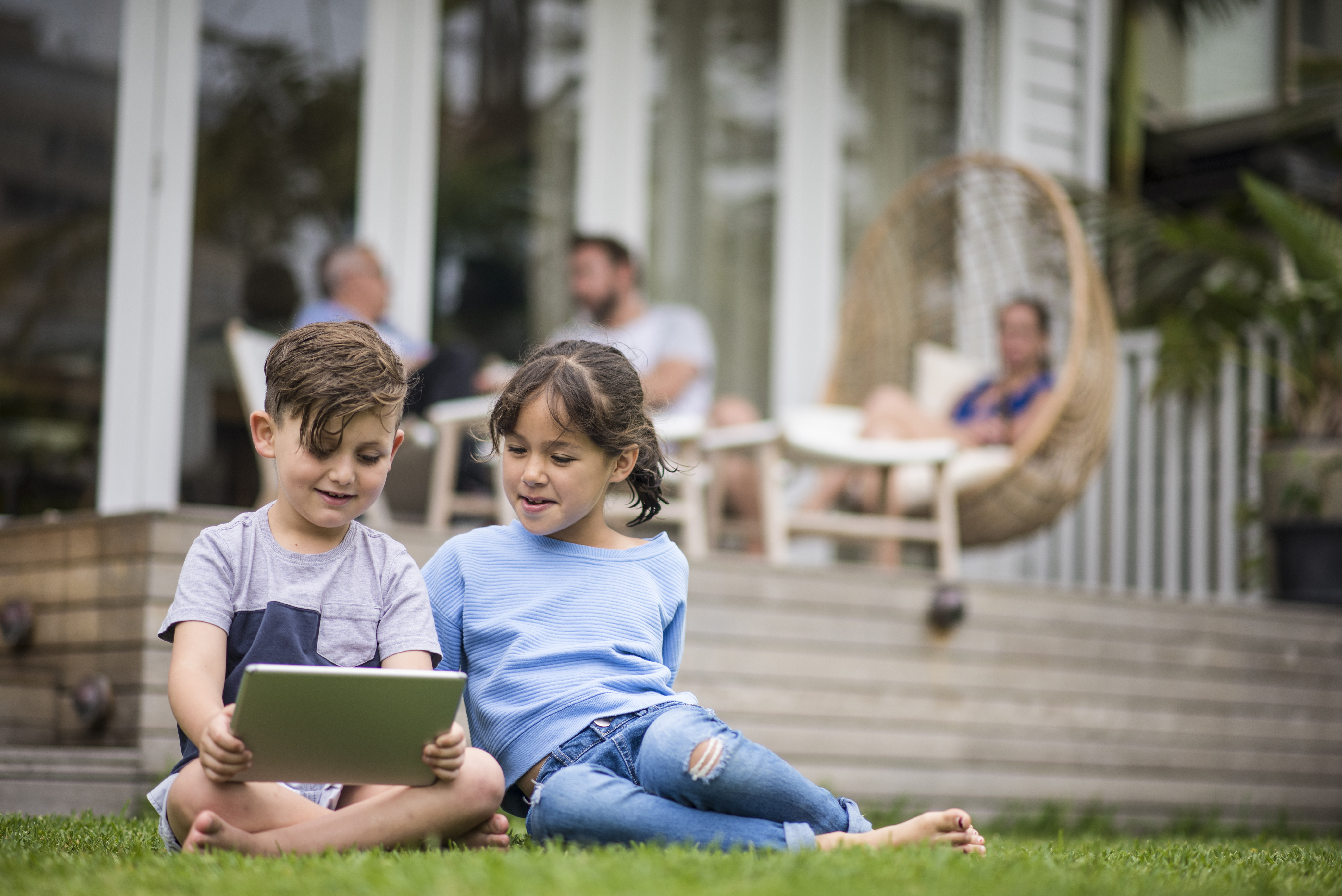 Si bien pasar un tiempo con los dispositivos está bien para el entretenimiento y la educación de los pequeños, también es importante que efectúen actividades lejos de las pantallas. (Foto Prensa Libre: EFE)