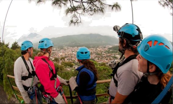 El canopy es una actividad extrema que pueden disfrutar con toda la familia. (Foto Prensa Libre: Shutterstock)