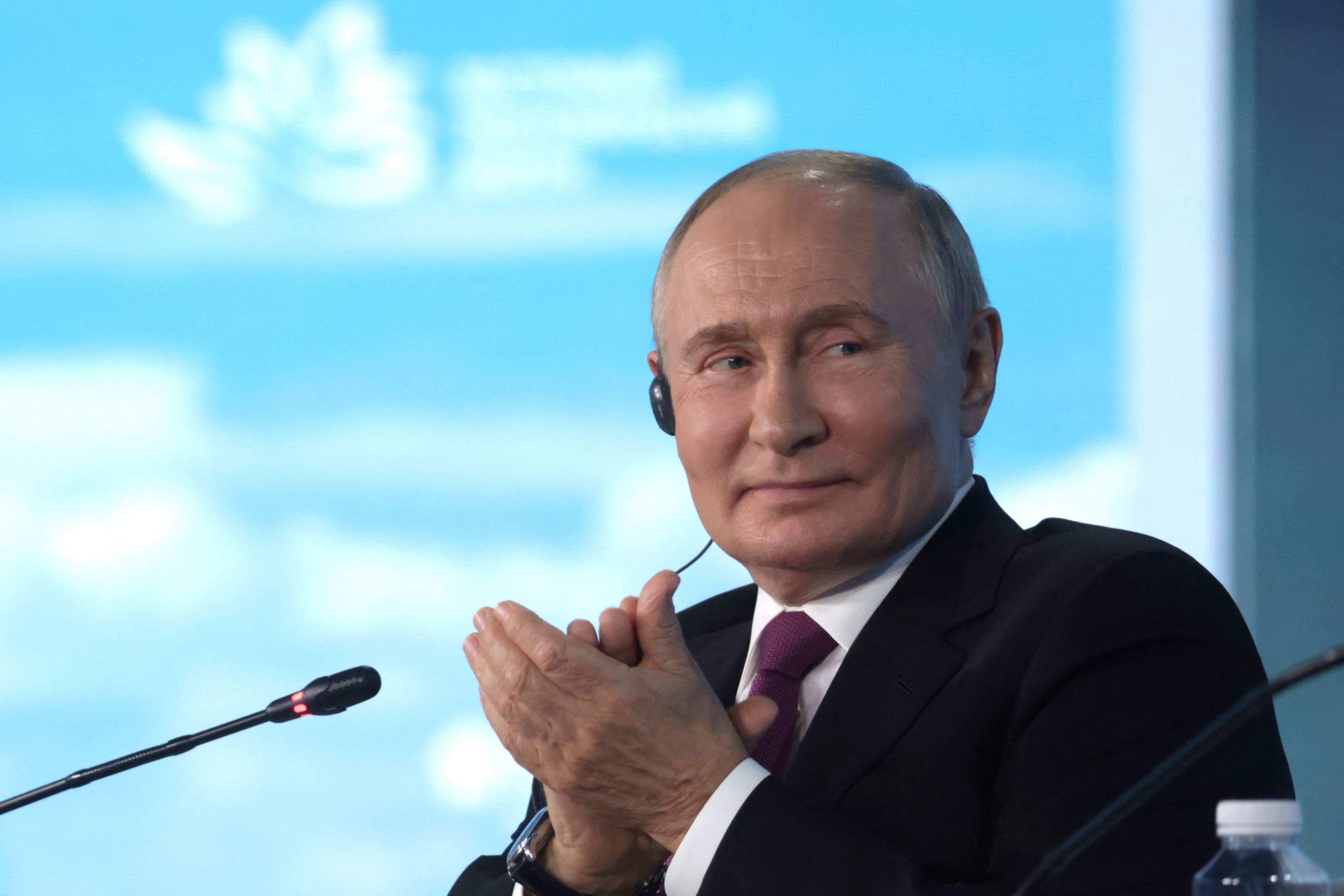 El presidente de Rusia, Vladimir Putin, se burla de Estados Unidos al decir con sarcasmo que apoya la candidatura de Kamala Harris, un día después que el Gobierno estadounidense reclama injerencia electoral rusa. (Foto Prensa Libre: Vyacheslav PROKOFYEV / POOL / AFP)