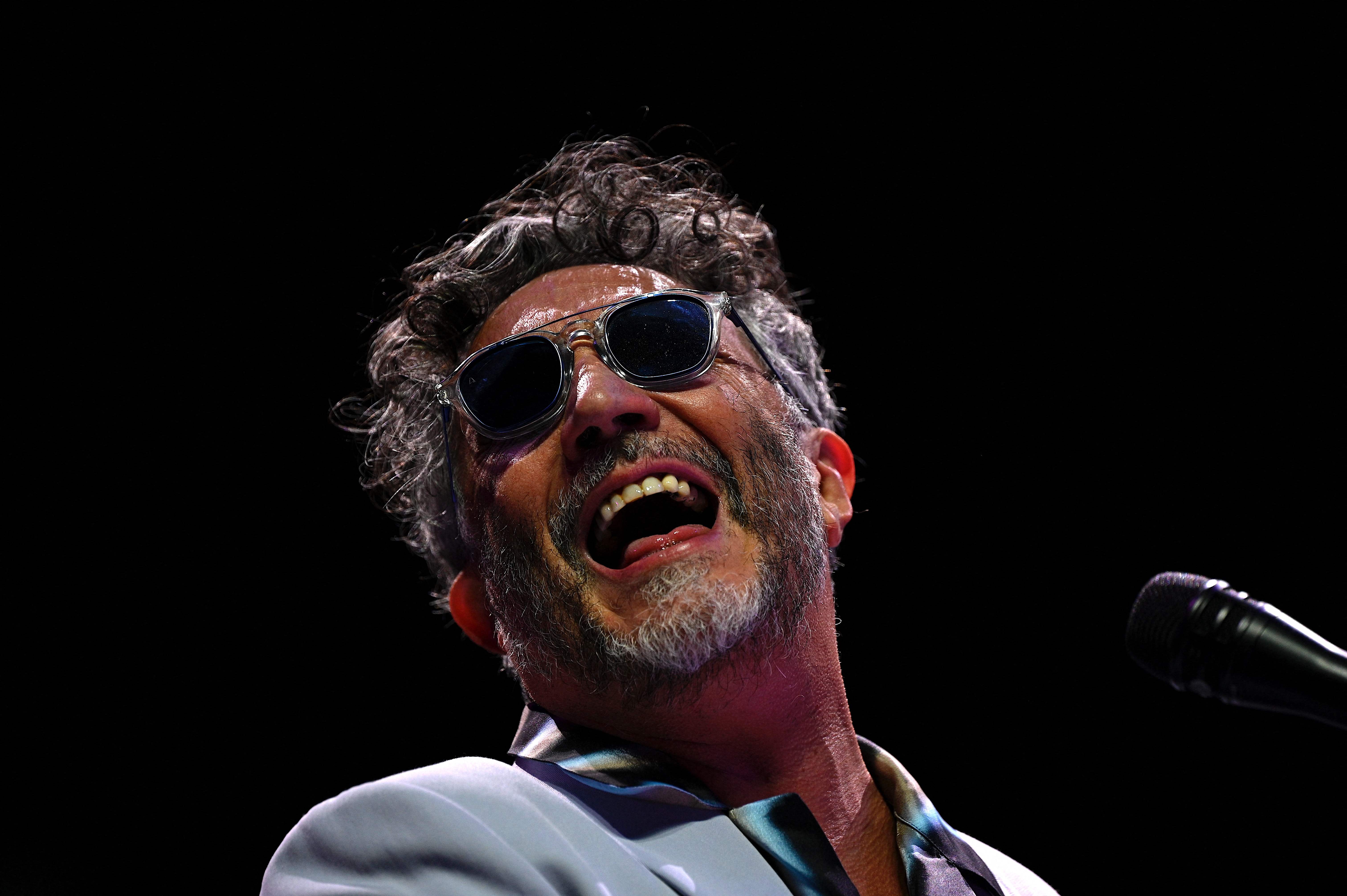 Fito Paez durante una de las presentaciones del tour 'El amor 30 años despues del amor' tour, que celebra el 30 aniversario del lanzamiento de su disco 'El Amor Después del Amor'. (Foto Prensa Libre: AFP)