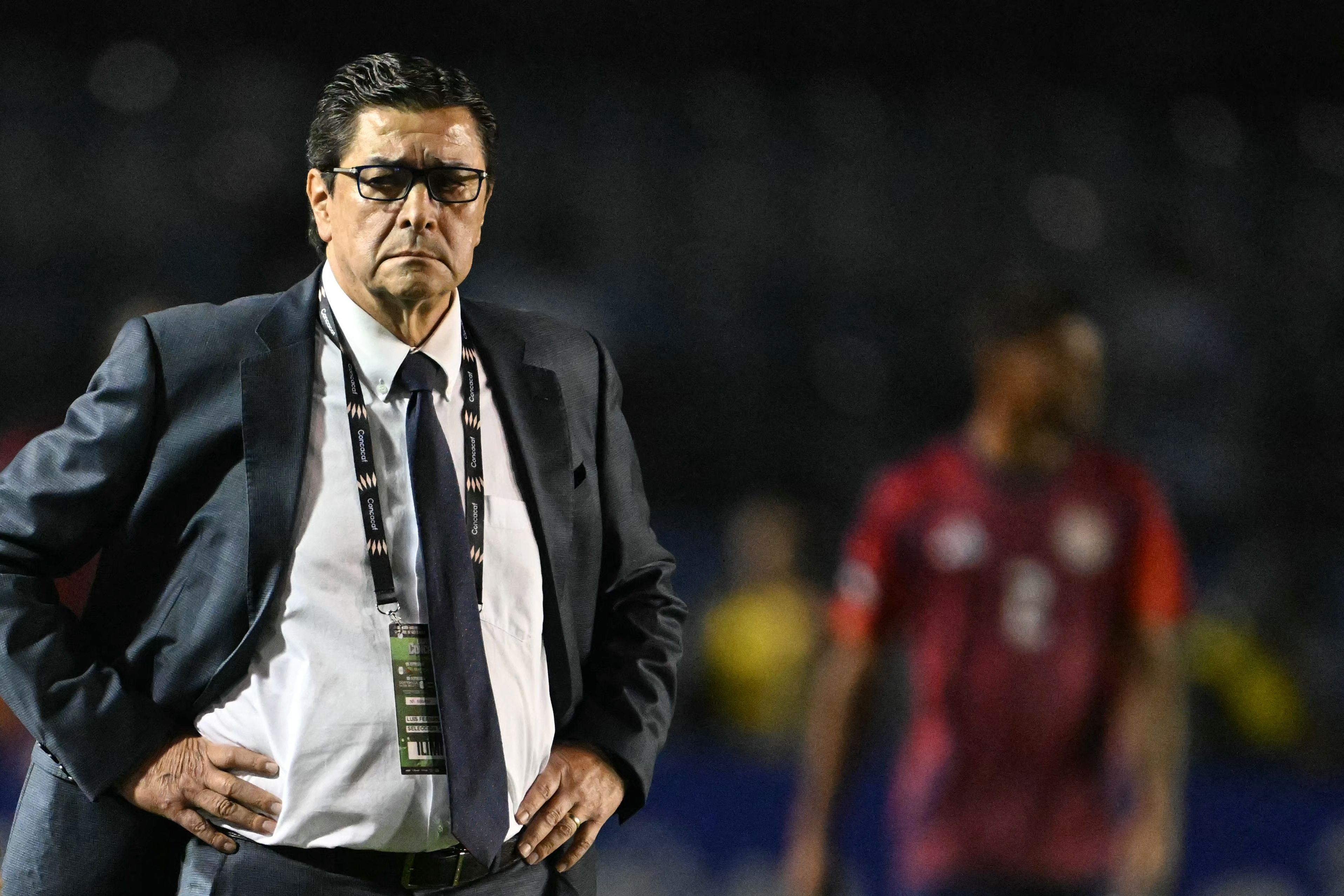 El entrenador mexicano de Guatemala, Luis Fernando Tena, observa durante el partido entre Guatemala y Costa Rica en el estadio Doroteo Guamuch Flores en la Ciudad de Guatemala, el 9 de septiembre de 2024.