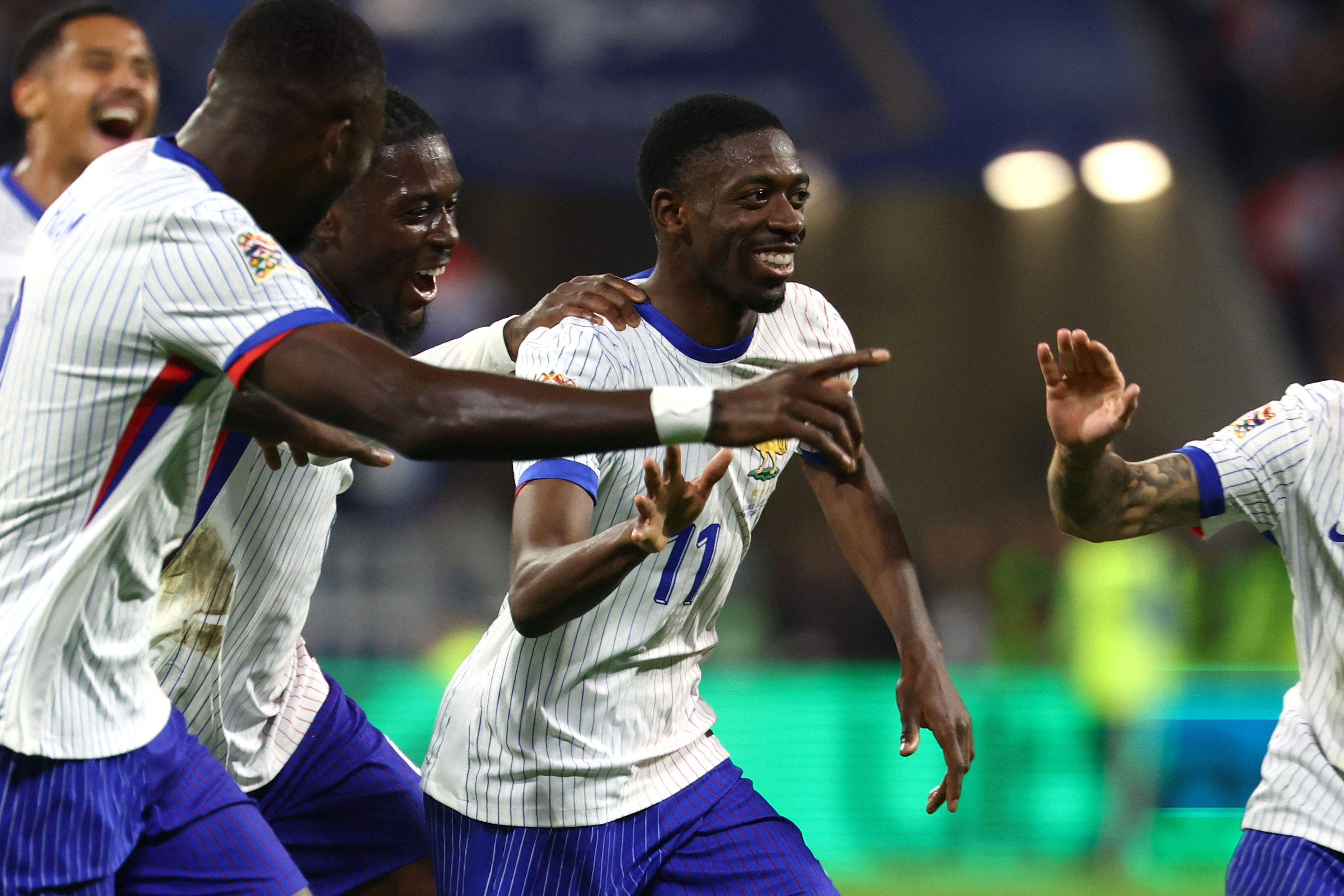 Ousmane Dembélé celebra junto a sus compañeros de la Selección de Francia un gol ante Bélgica.