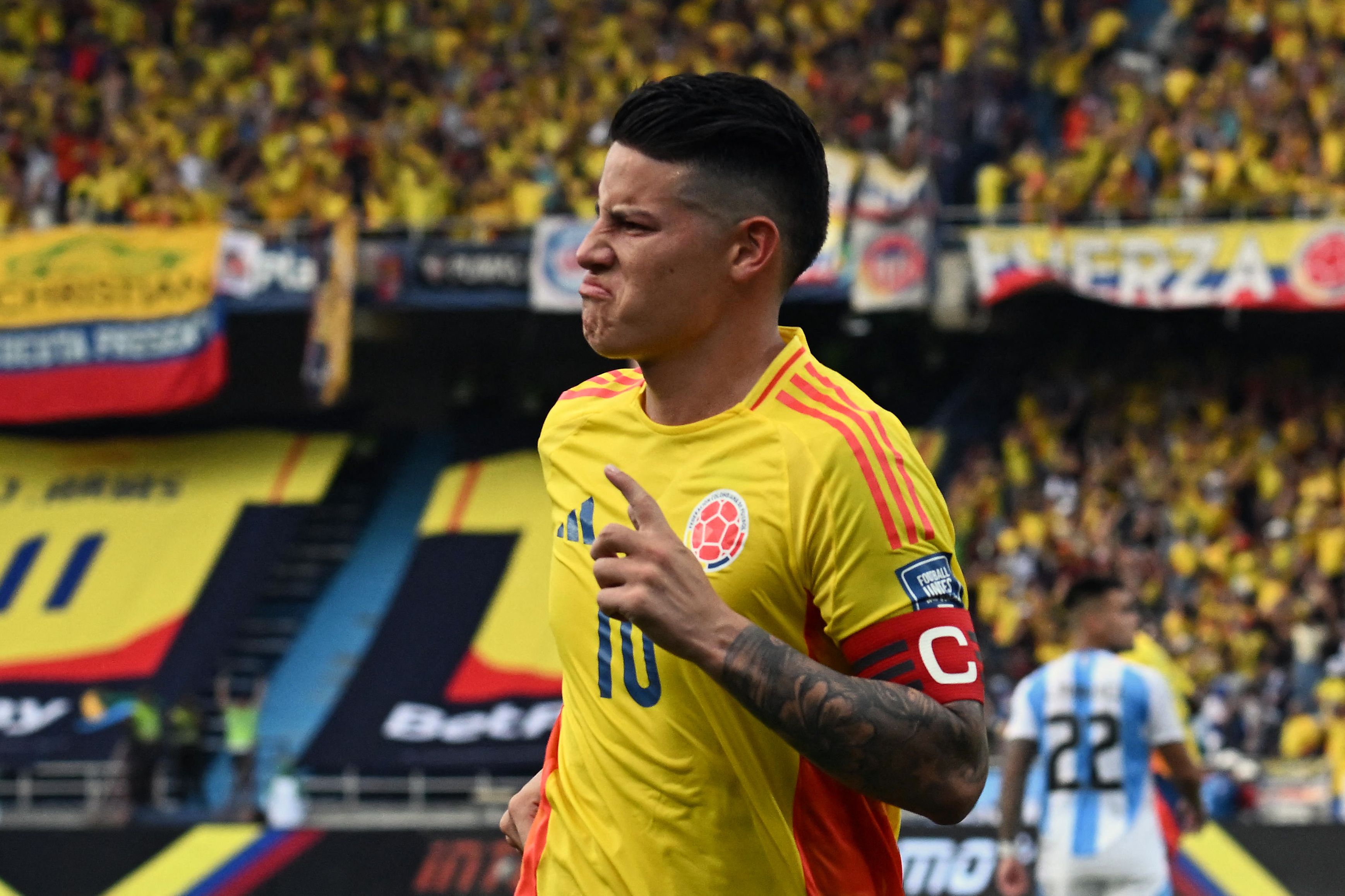 El mediocampista colombiano James Rodríguez celebra el segundo gol de su selección durante el partido entre Colombia y Argentina.