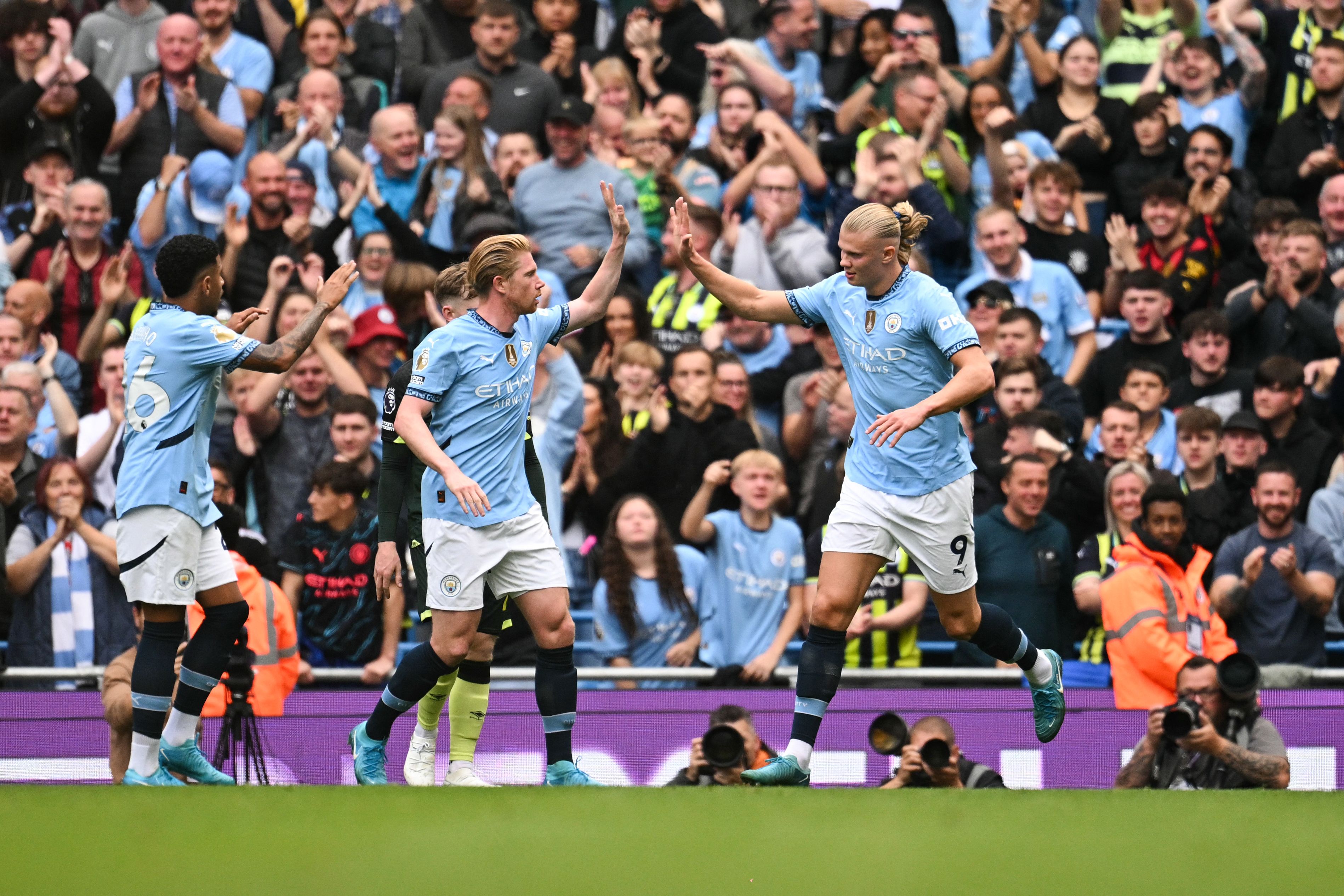 Erling Haaland (C) celebra uno de los goles conseguidos en el triunfo del City frente al Brentford. (Foto Prensa Libre: AFP).