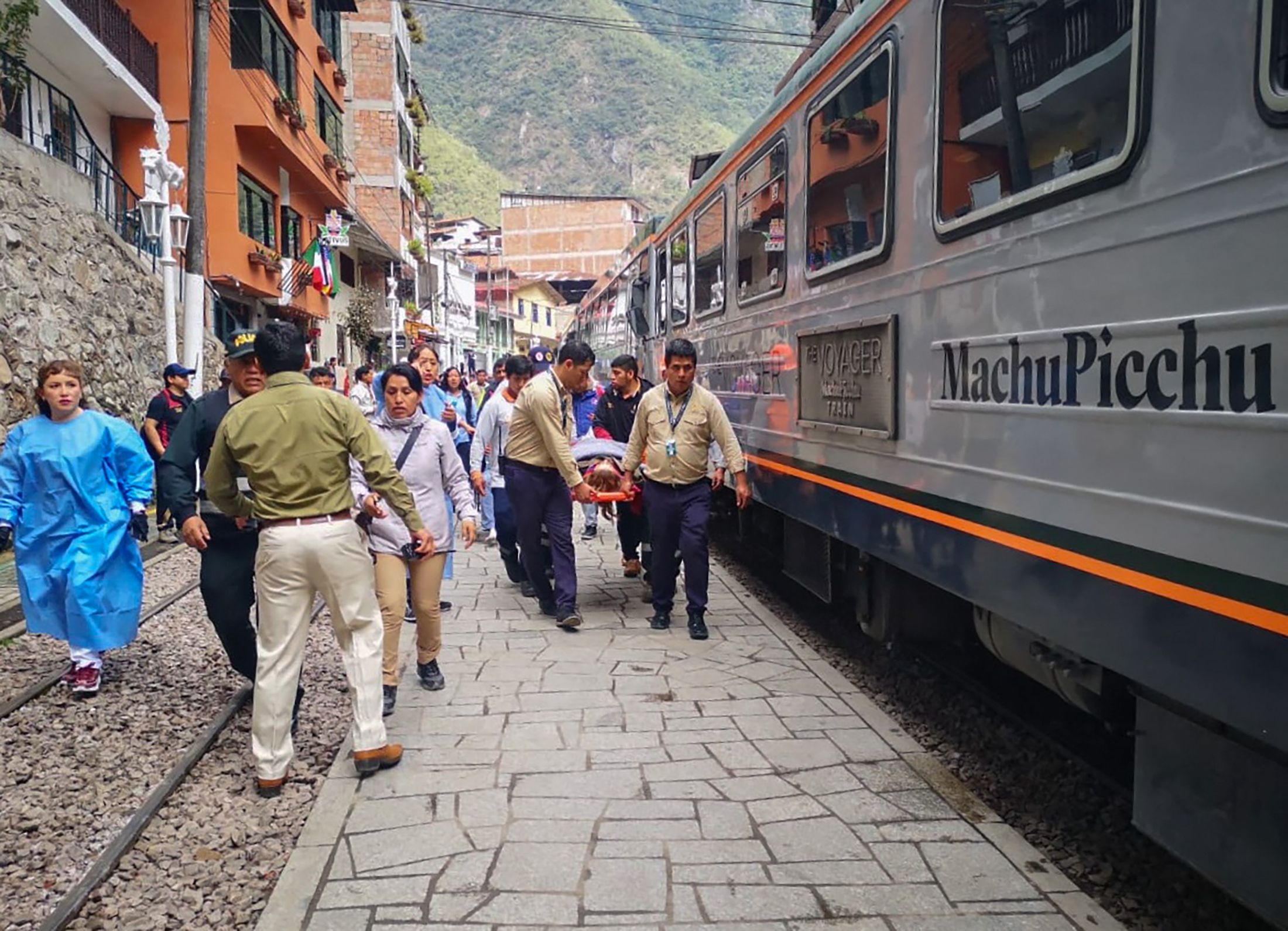 Unos 30 turistas, entre ellos 10 italianos, cinco mexicanos y dos guatemaltecos sufrieron fracturas y  contusiones después de que el autobús en el que viajaban se saliera de la carretera cuando regresaban de la ciudadela inca de Machu Picchu, Perú. (Foto Prensa Libre: STRINGER / AFP)