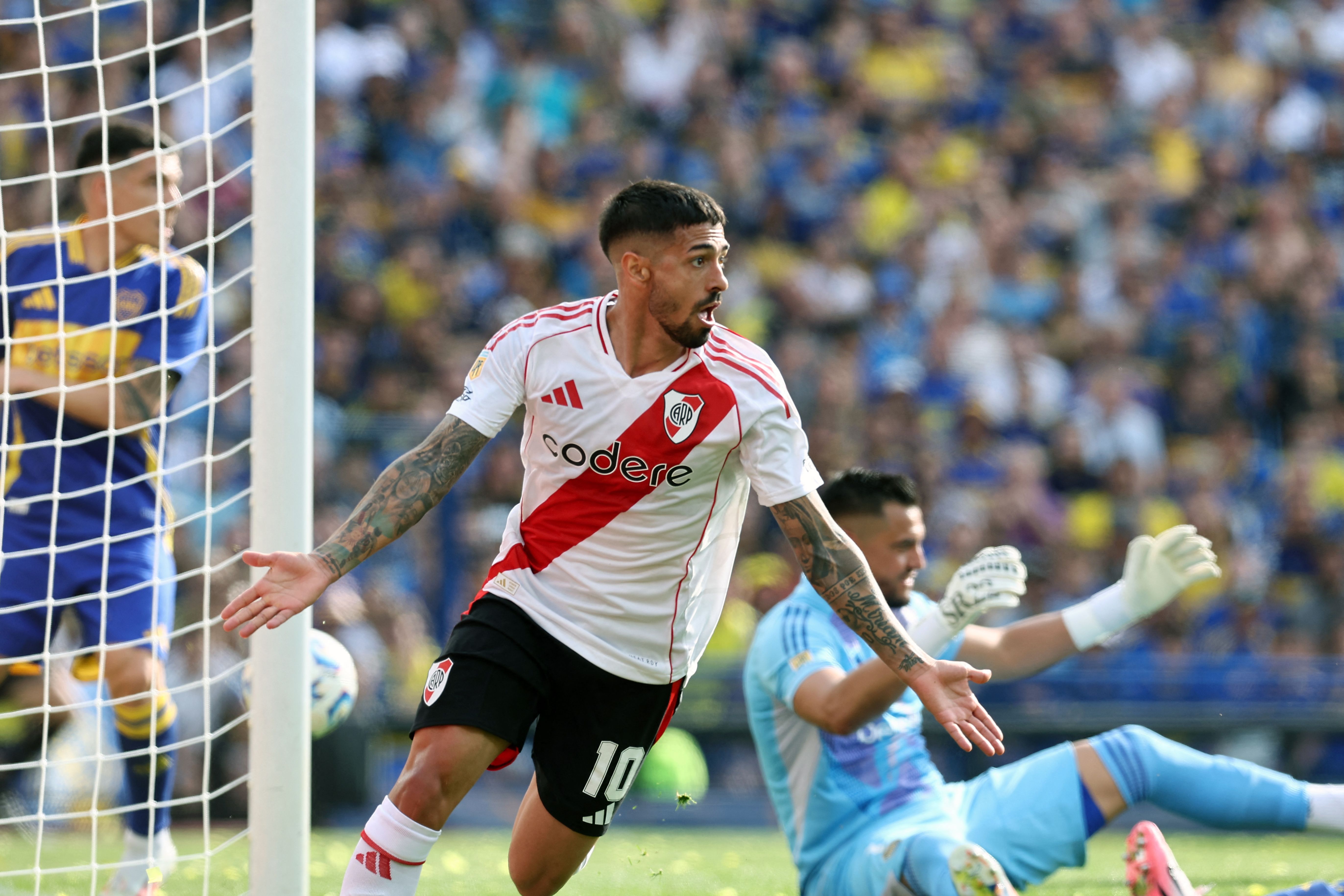 Manuel Lanzini celebra la única anotación del duelo que dio el triunfo a River