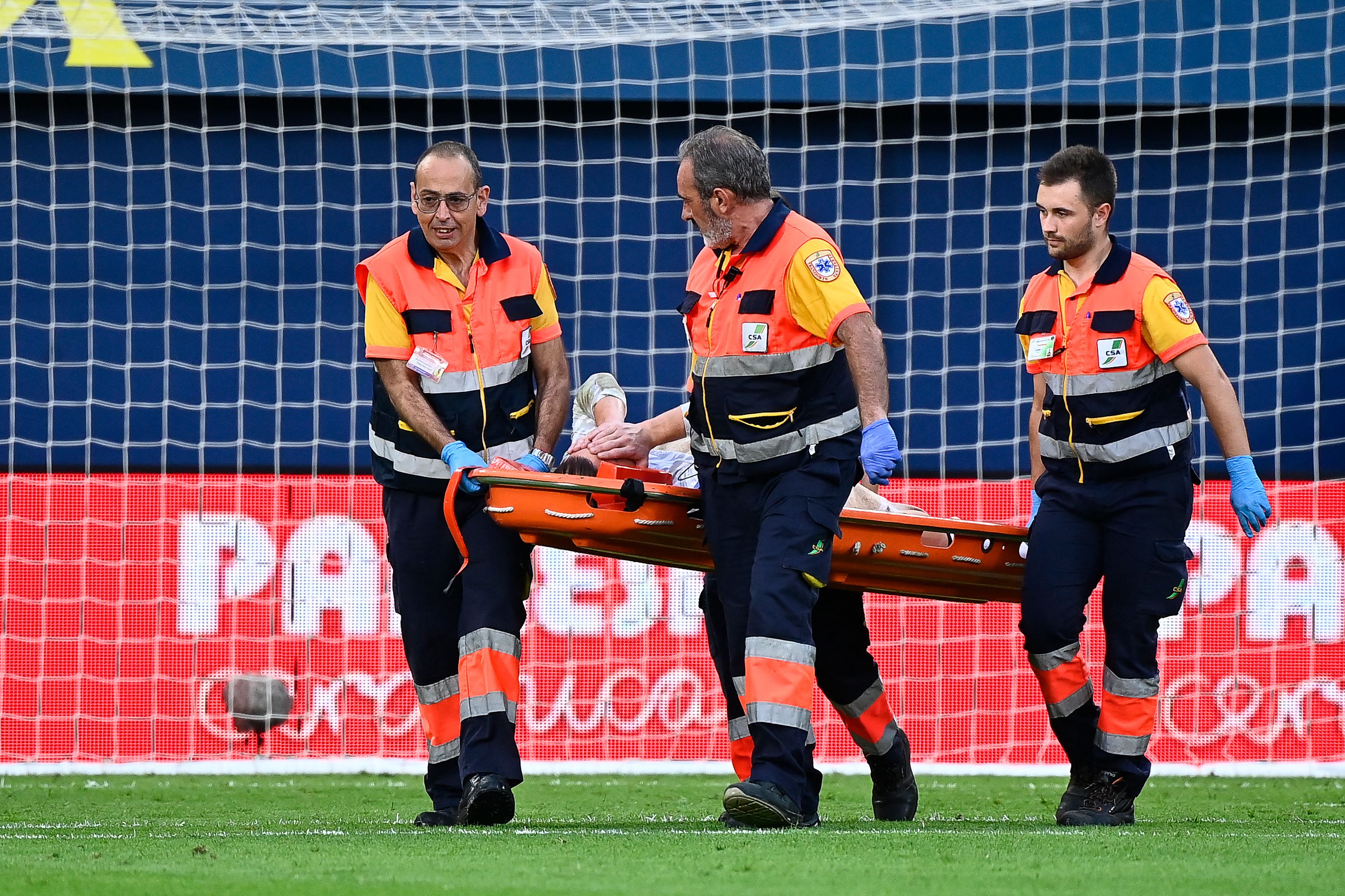 El portero del Barcelona, Ter Stegen sale sustituido en camilla tras lesionarse de la rodilla derecha.