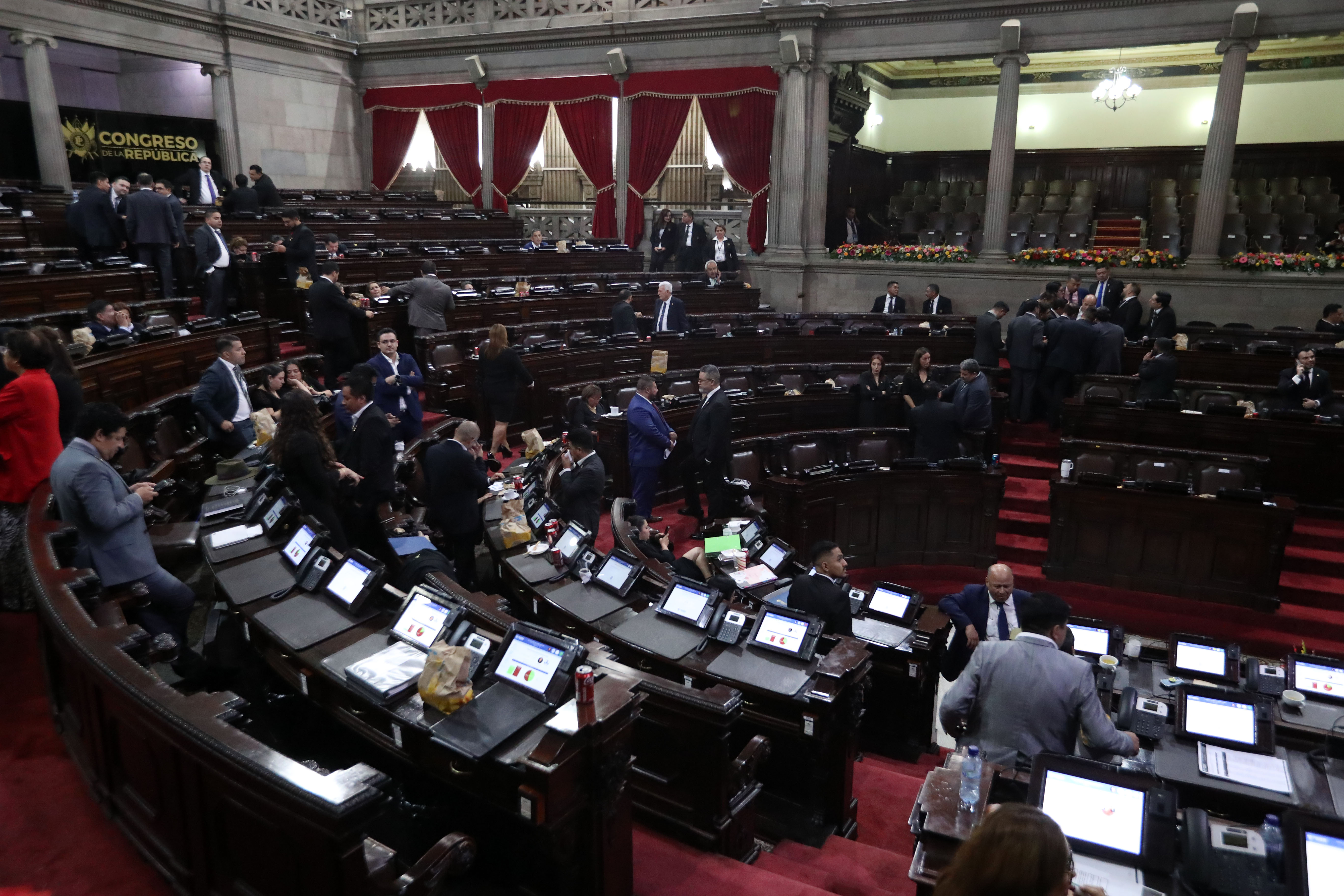 Con 114 votos, diputados del Congreso de la Republica aprueban la enmienda la nueva iniciativa por los diputados oficialistas Andrea Villagran y Roman Castellanos por la ampliacion presupuestaria por Q14 mil 151 millones 700 mil 391. 

Momento en que diputados de distintos bloques dialogan la iniciativa.

Fotografia Prensa Libre: Maria Renee Barrientos Gaytan. 27-08-2024.