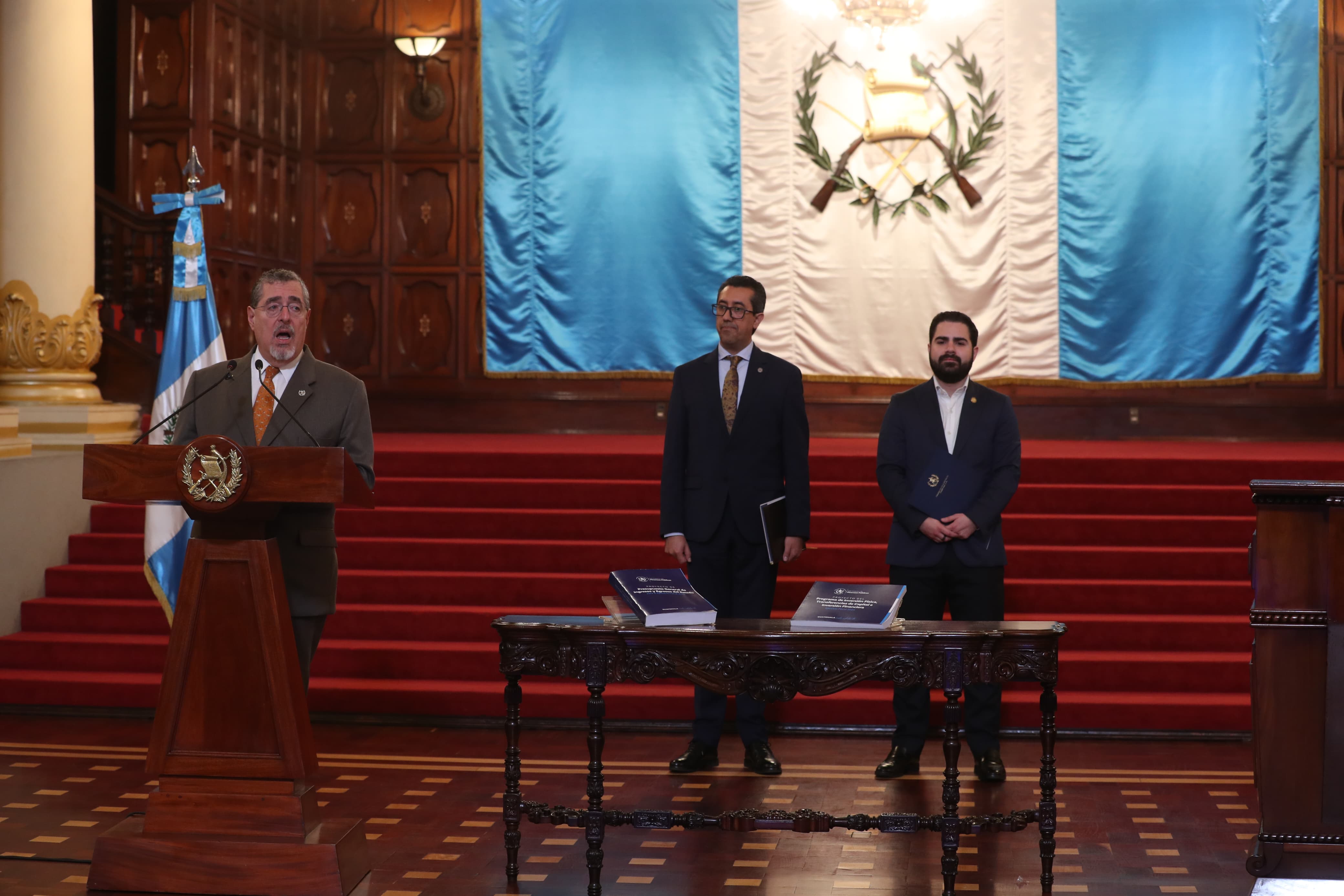 El presidente Bernardo Arévalo, en el podio, durante una conferencia de prensa en el Palacio Nacional de la Cutura. (Foto Prensa Libre: Érick Ávila)