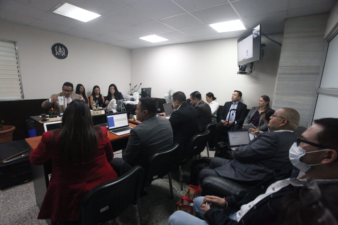 Sindicados en el caso de la muerte de Floridalma Roque participan en una audiencia ante el juez Pedro Laynez. (Foto Prensa Libre: E. Chang)