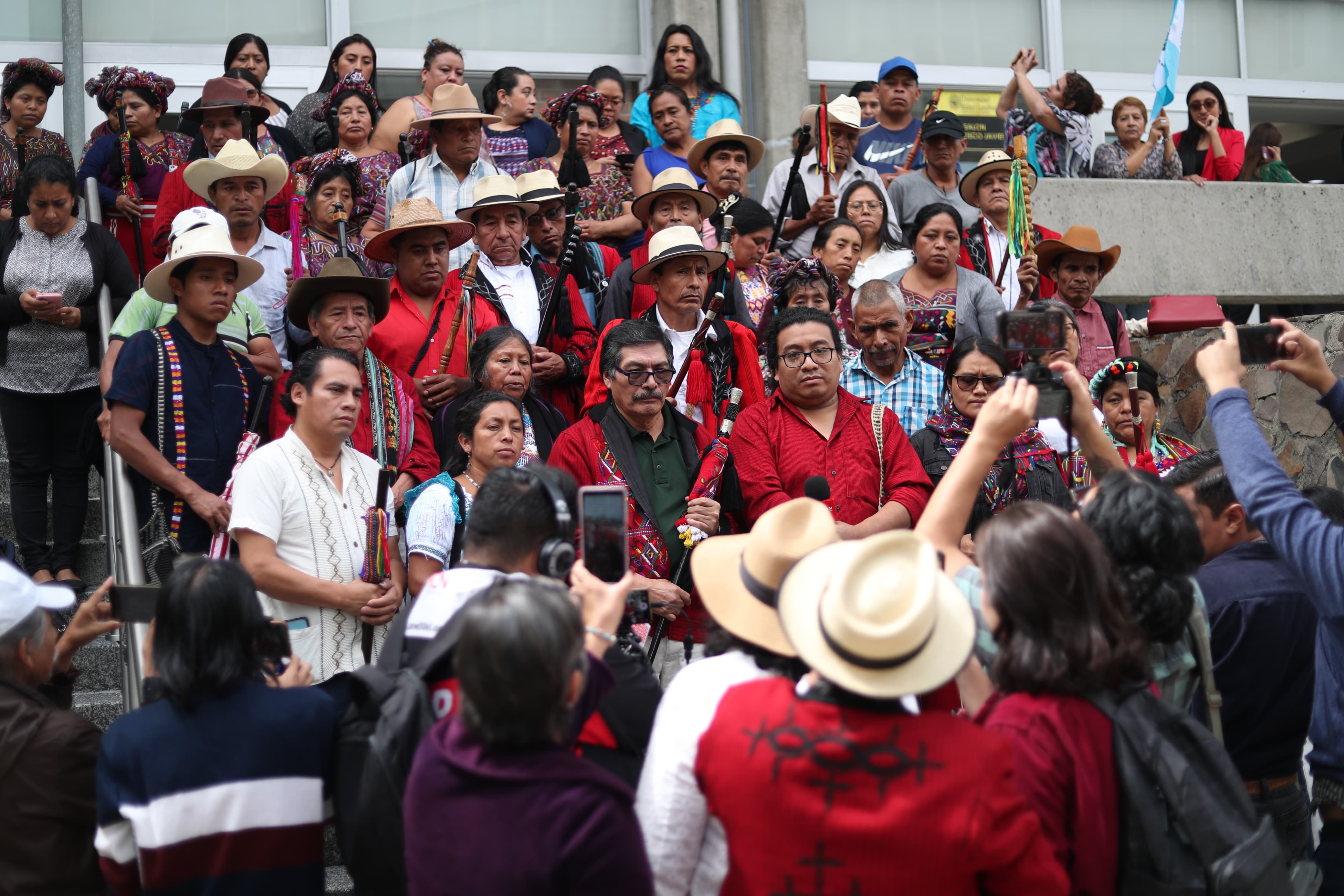 Autoridades indígenas presentan demandas por la elección de magistrados de CSJ y salas de Apelaciones. (Foto Prensa Libre: E. García)