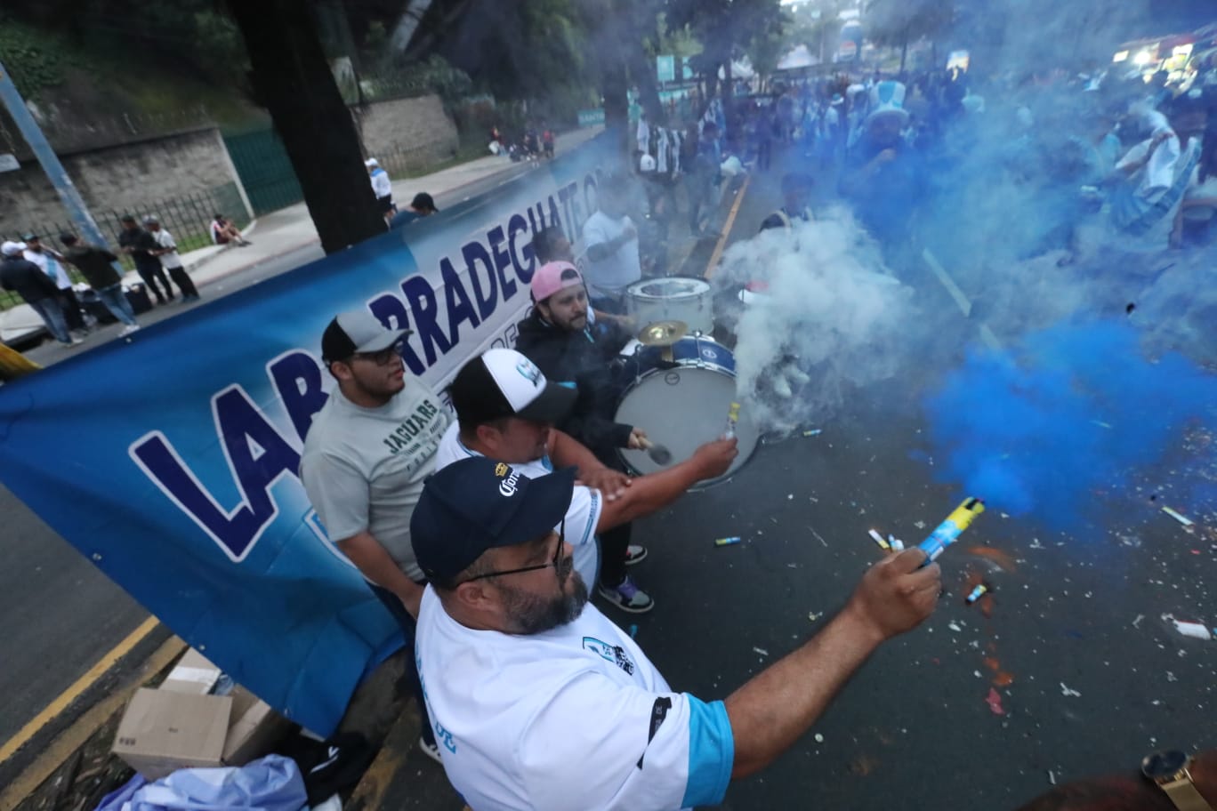 La afición guatemalteca apoya a su selección. (Foto Prensa Libre: Juan Diego González)