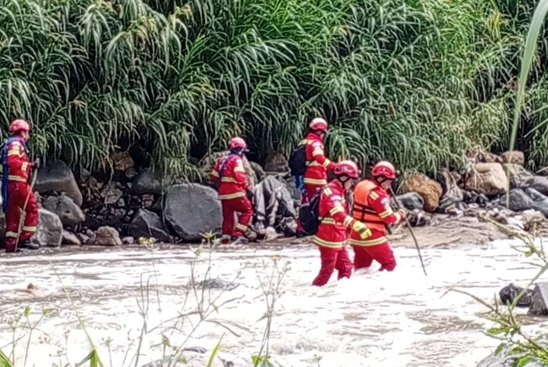 Bomberos buscan a menor desaparecido en río Las Vacas