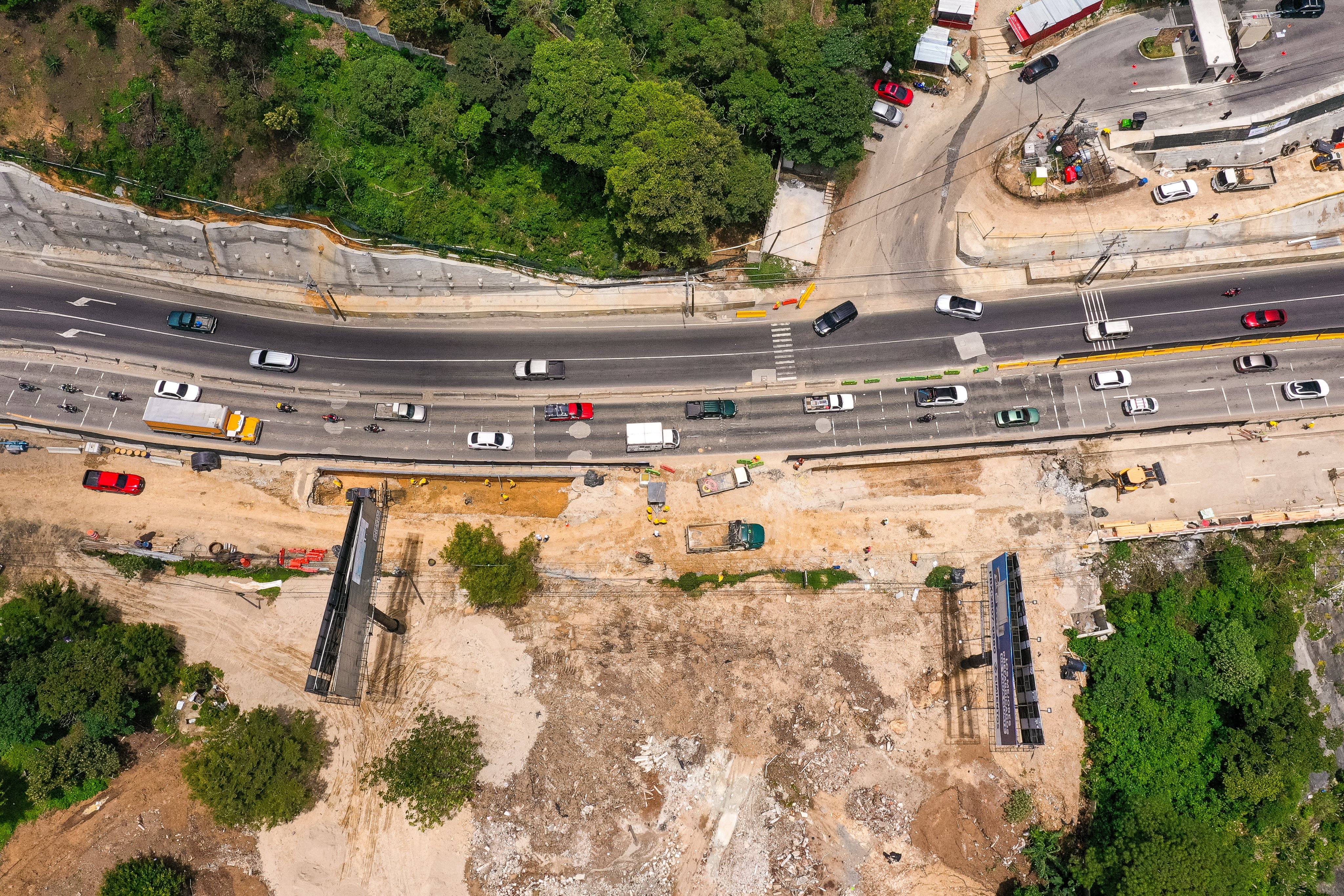 EL Ministerio de Comunicaciones construye un puente por un hundimiento en el km 11.5 de la ruta a El Salvador. (Foto Prensa Libre: CIV)