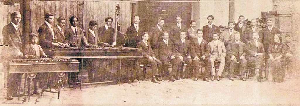 Marimba Dos de Octubre, fundada por Francisco Román Bethancourt.