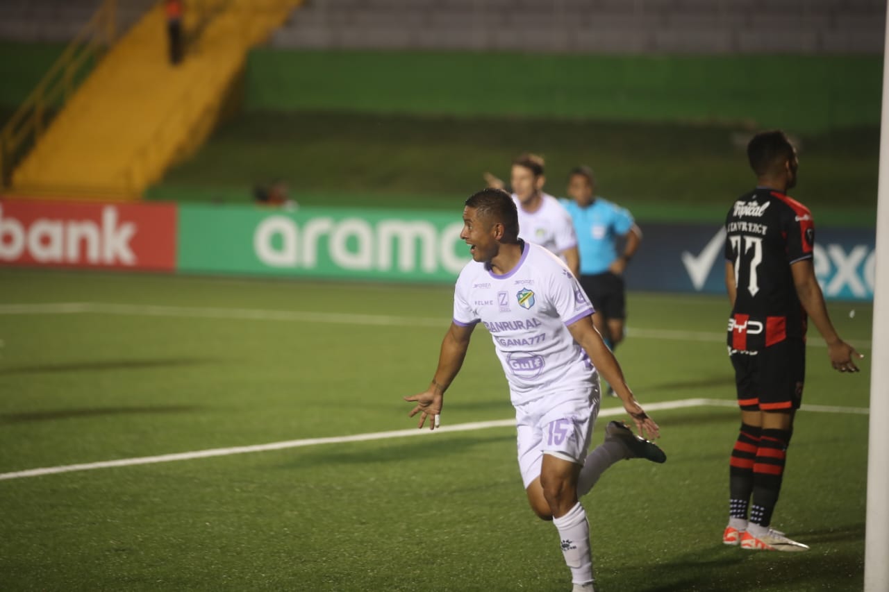 Carlos Mejía en la acción en donde celebra el gol de Comunicaciones ante Alajuelense.