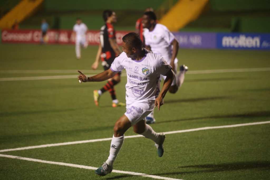 Acción del gol de Carlos Mejía contra LD Alajuelense. 