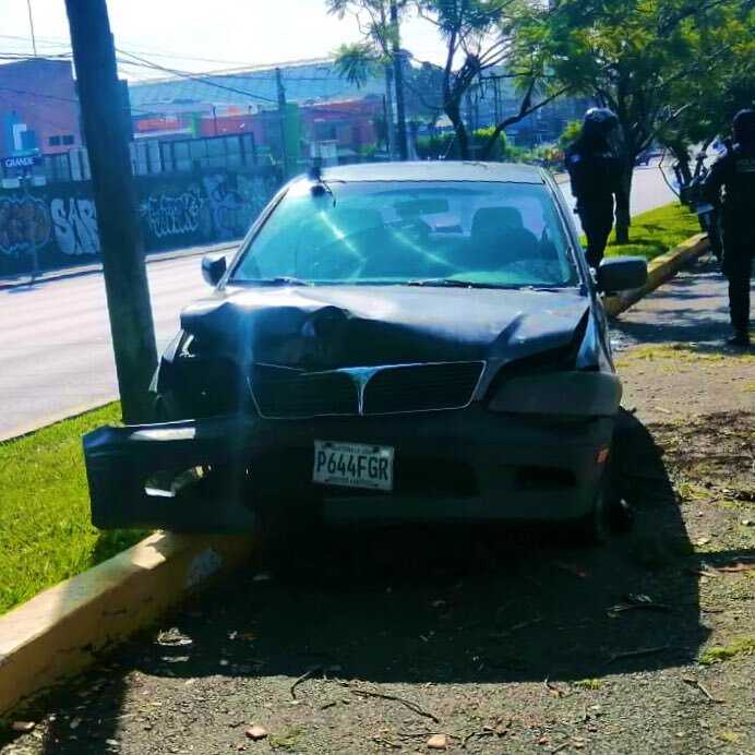 Vehículo liviano chocó contra un árbol y el arriate ubicado en la calzada Roosevelt, al llegar las autoridades a la escena no encontraron al conductor del automotor. (Foto Prensa Libre: Amílcar Montejo). 