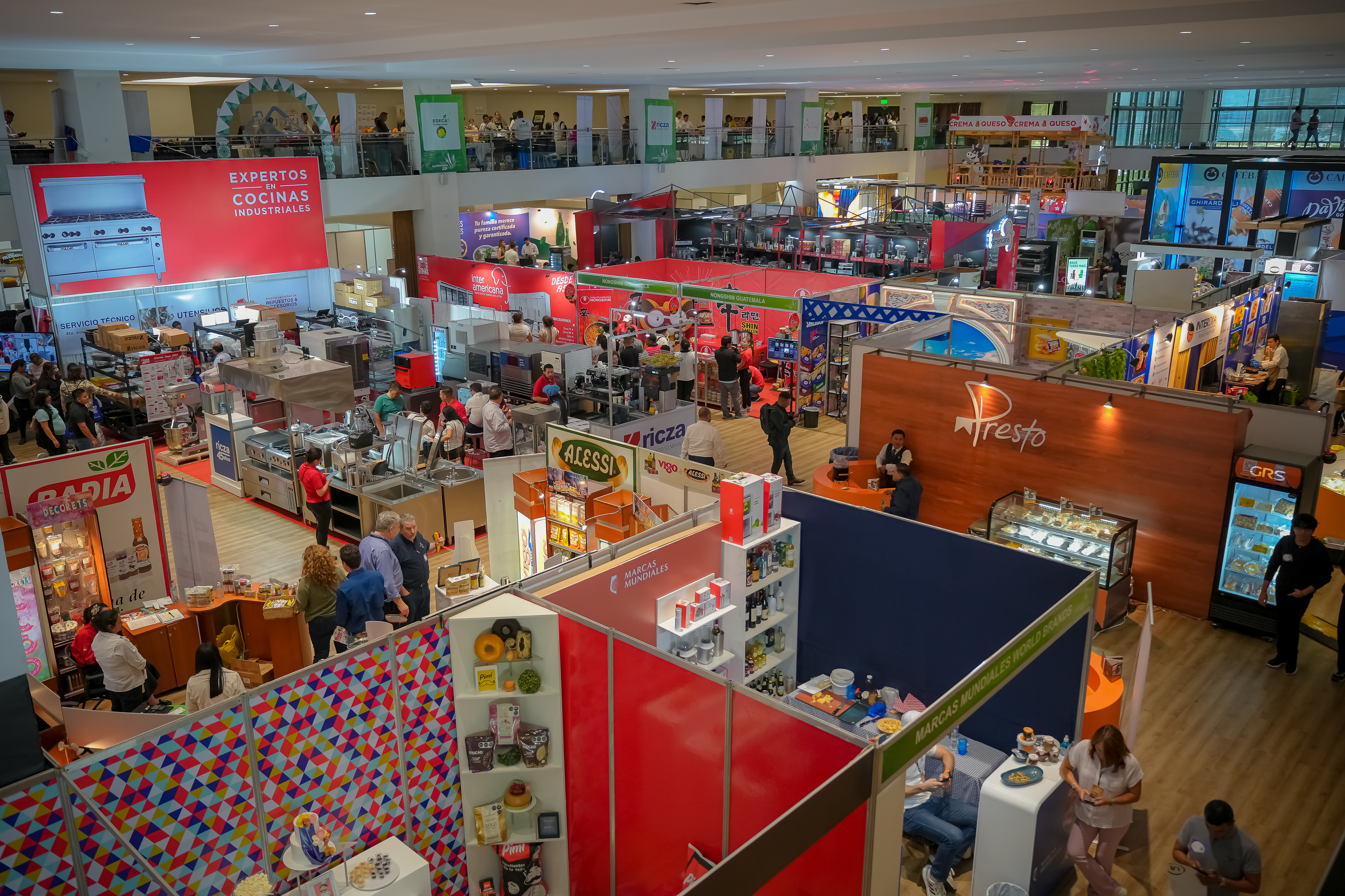 Vista panorámica desde arriba de los stand de la Feria Alimentaria 2024