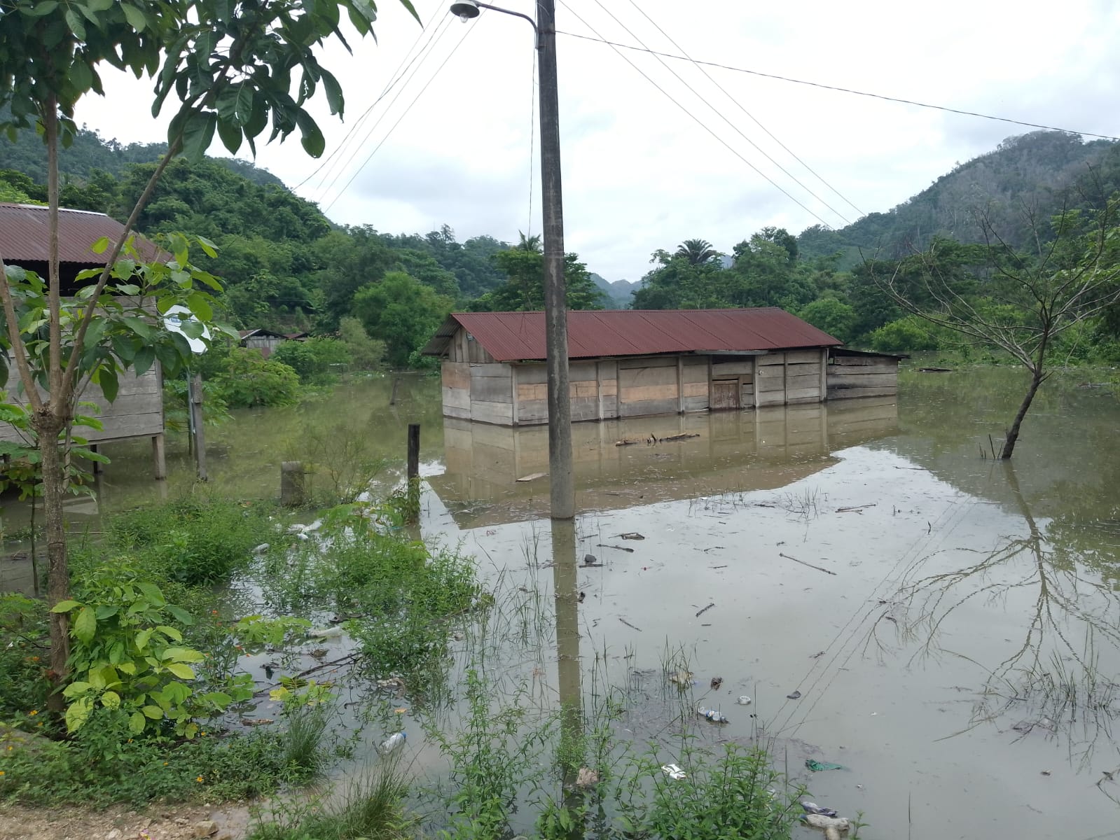 utoridades de la Conred temen que por el incremento del caudal de los ríos se registren inundaciones que afecten a comunidades cercanas a los afluentes, como se muestra en la imagen de referencia. (Foto Prensa Libre: Conred)  