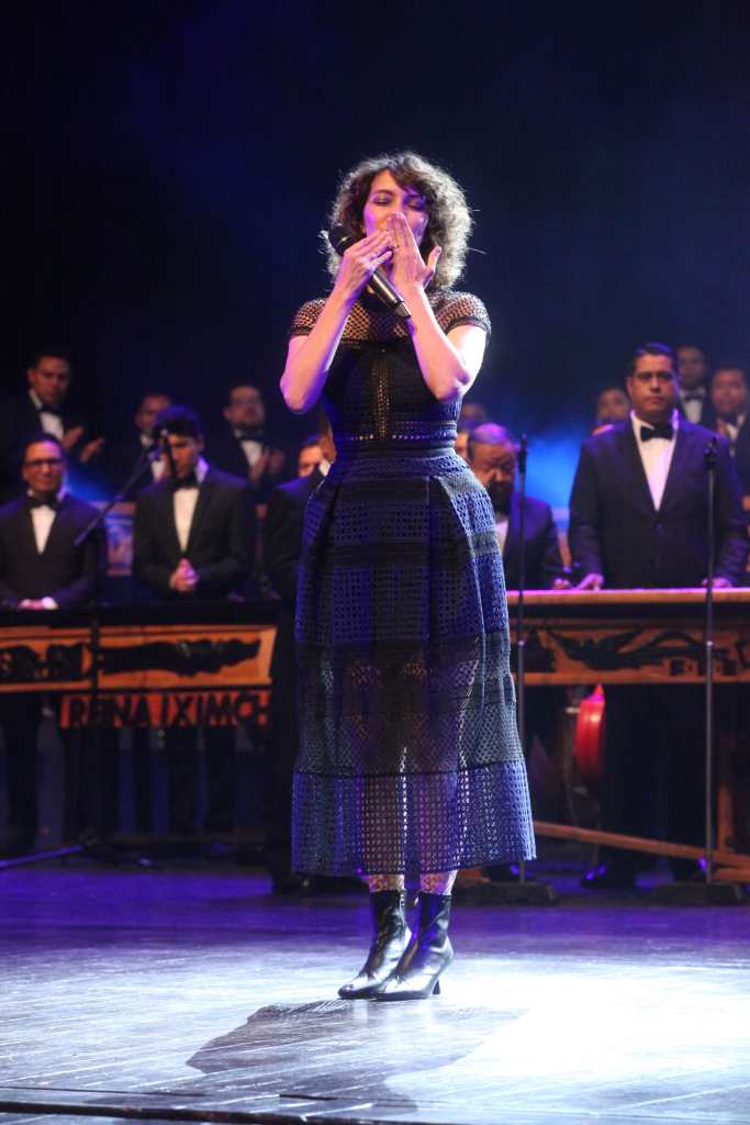 Gaby Moreno interpreta Luna de Xelajú en el 44 Festival de Marimba Paiz