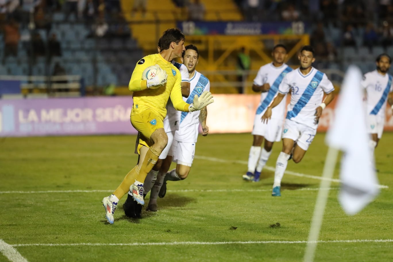 Nicholas Hagen instantes después de salvar a Guatemala. (Foto Prensa Libre: