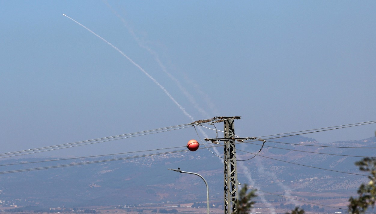 El sistema de defensa aérea israelí Cúpula de Hierro intercepta misiles disparados desde el sur del Líbano sobre la Alta Galilea, en el norte de Israel ayer. (Foto Prensa Libre: EFE)