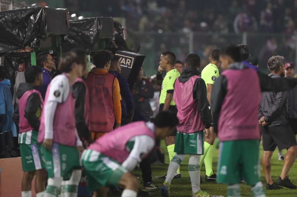 Momento en el que el árbitro toma la decisión de expulsar al jugador Dennis Ramírez de Antigua. 