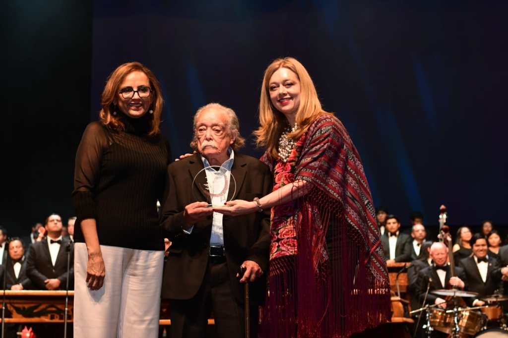 Joaquín Orellana recibe reconocimiento en el 44 Festival de Marimba Paiz