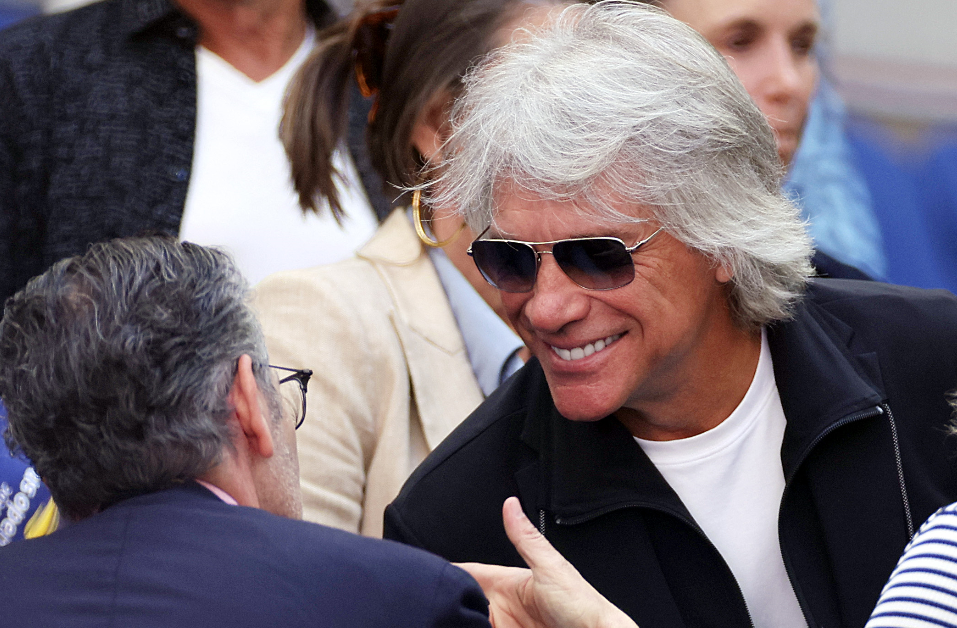 El cantante Jon Bon Jovi asiste al partido final masculino de individuales entre Jannik Sinner de Italia y Taylor Fritz de los Estados Unidos. (Foto Prensa Libre: Sarah Stier / GETTY IMAGES NORTEAMÉRICA / Getty Images vía AFP)