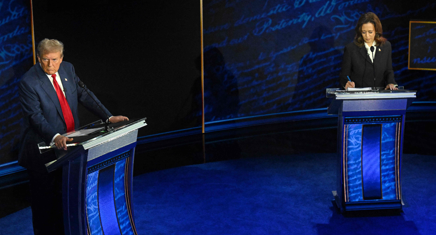 La vicepresidenta estadounidense y candidata presidencial demócrata Kamala Harris en debate presidencial con el expresidente estadounidense y candidato presidencial republicano Donald Trump en Filadelfia. (Foto Prensa Libre: Saúl Loeb /AFP)