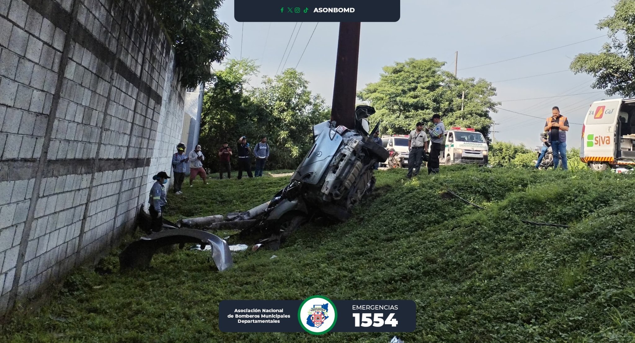 Un vehículo liviano colisionó contra un poste de tendido eléctrico en el kilómetro 72.5 de la autopista del puerto Quetzal donde dos hombres murieron. (Foto Prensa Libre: Bomberos Municipales Departamentales). 