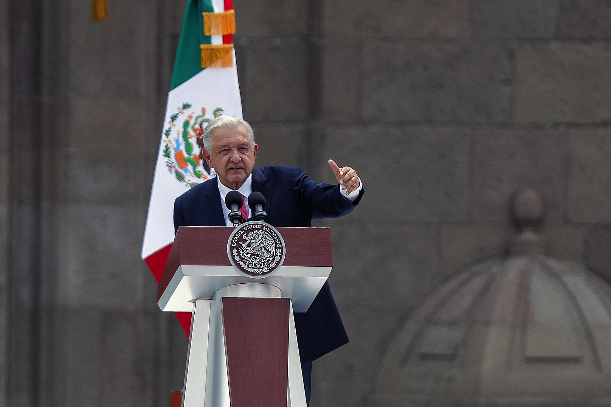 MEX7353. CIUDAD DE MÉXICO (MÉXICO), 01/09/2024.- El presidente de México, Andrés Manuel López Obrador, habla durante el sexto informe de gobierno este domingo, en el Zócalo de Ciudad de México (México). Obrador rindió su último Informe de Gobierno oficial, en el que destacó que se va "con la conciencia tranquila" por entregarle "las bases de la transformación" y los pendientes a su sucesora, Claudia Sheinbaum, el 1 de octubre. EFE/Isaac Esquivel