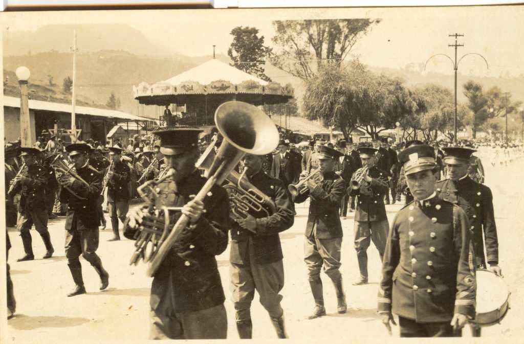 Banda Marcial tocando instrumentos de viento. 