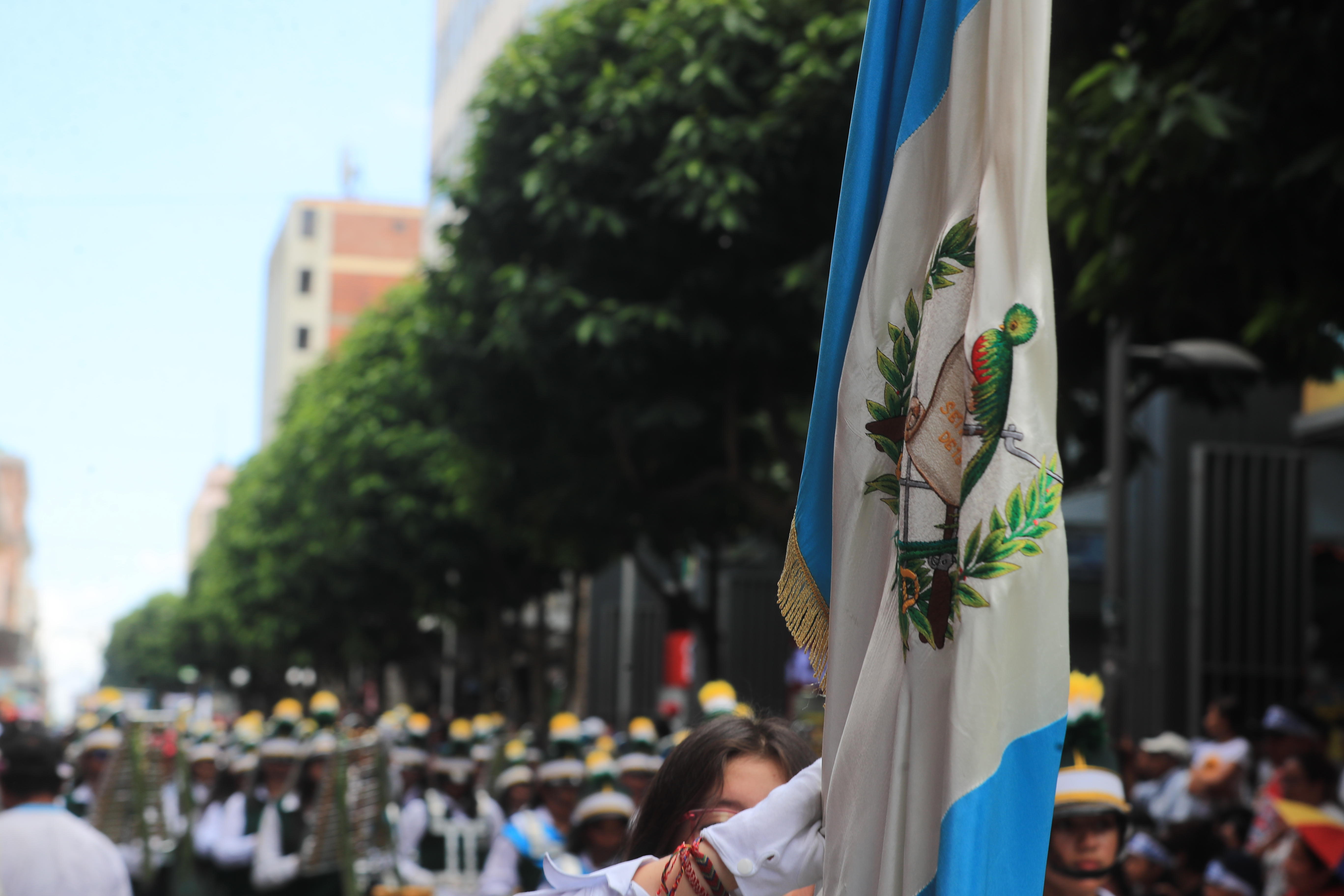 Personas en actos cívicos entonan el Himno Nacional de Guatemala