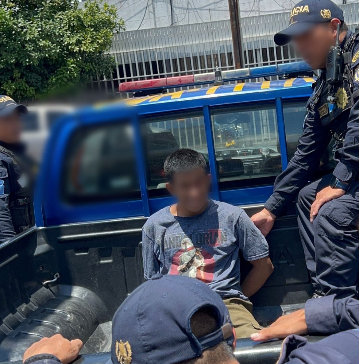 Agentes policiales efectúan la aprehensión de un presunto pandillero de la mara Salvatrucha en la zona 3 de la Ciudad de Guatemala. (Foto Prensa Libre: PNC). 